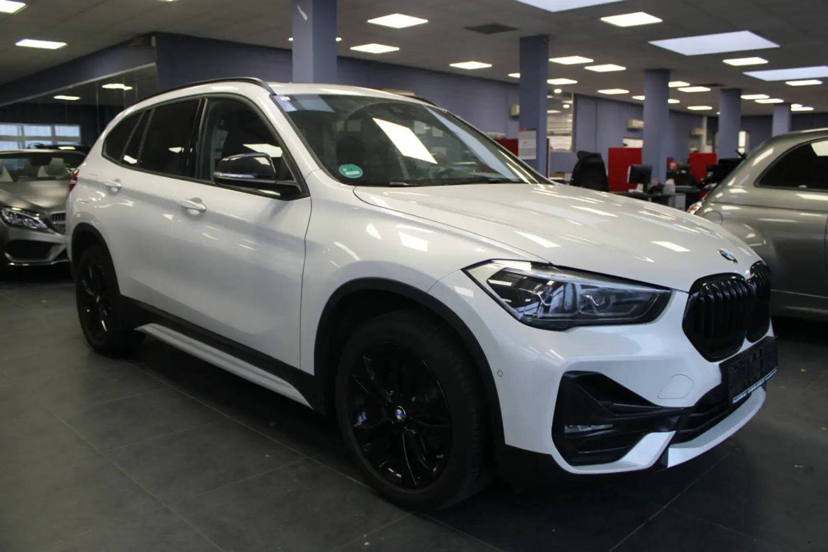 BMW X1 sDrive18i Aut. Sport Line - Panorama - Blanc - 1