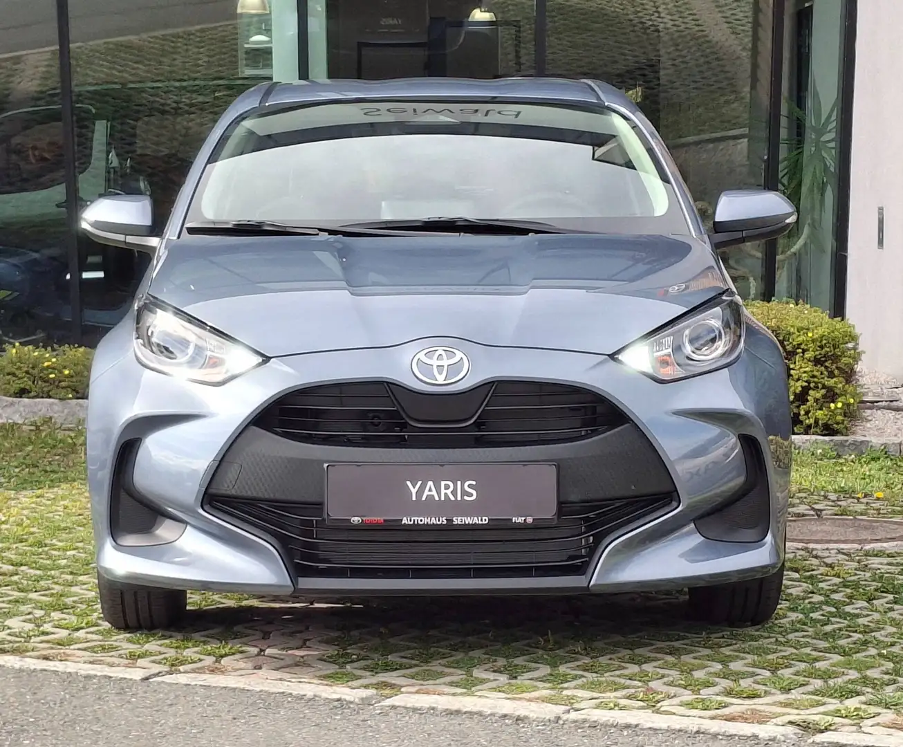 Toyota Yaris 1,5 Hybrid Active + Businesspaket Grau - 2