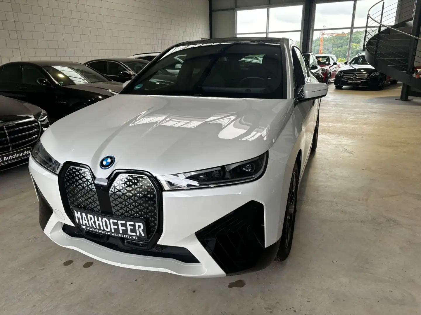 BMW iX xDrive40 Sport AHK Autobahnassistent DAP+PAP Weiß - 1