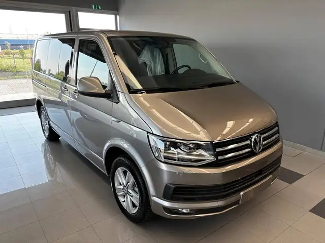 Volkswagen T6 Multivan Multivan 2.0 tdi Highline 204cv DSG 7 POSTI -BINARI-CLIMA 3 ZONE-DOPPIA PORTA + VETRI APRIBILI