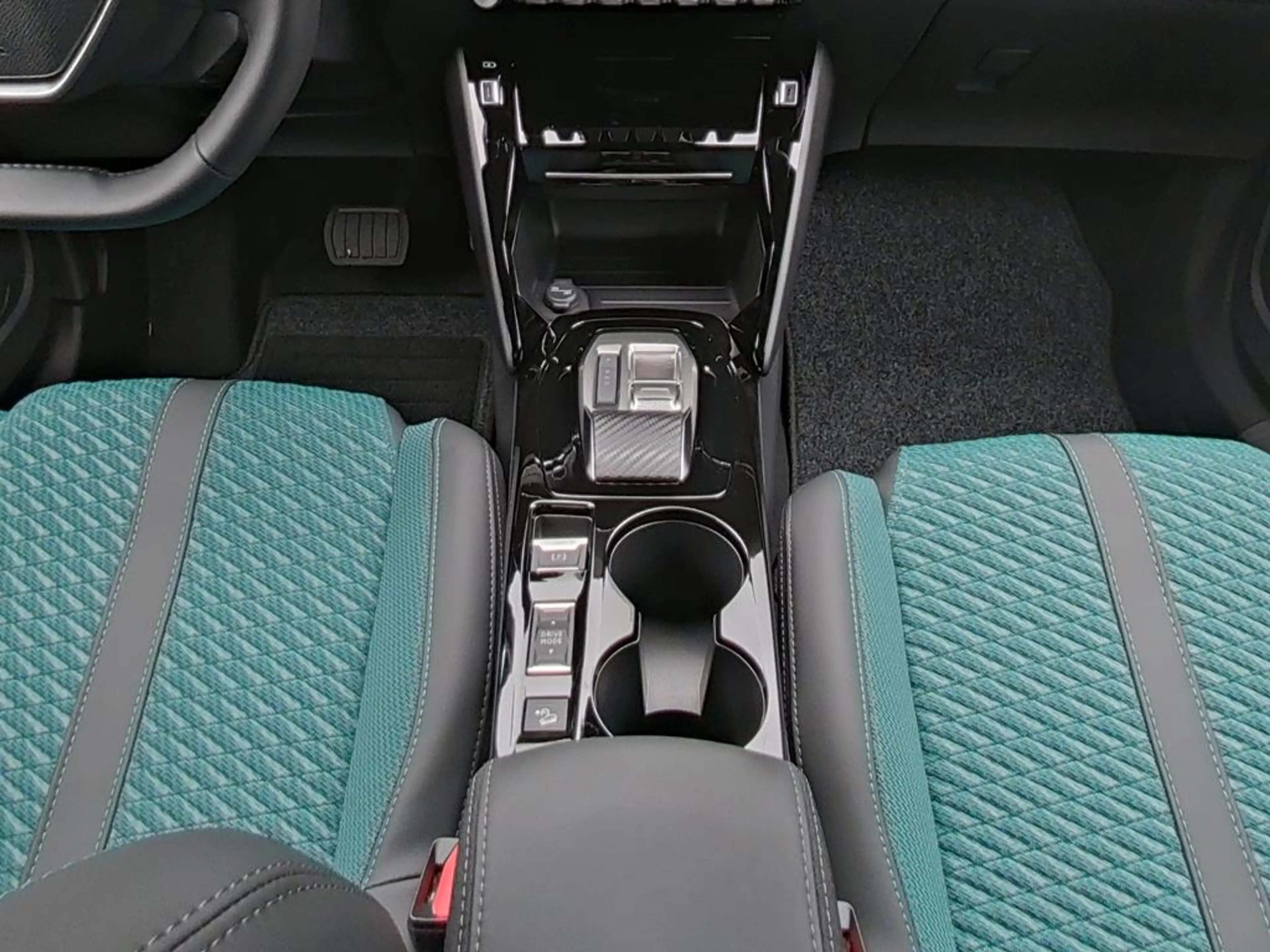 Peugeot 2008 Envy HYBRID 145 e-DSC6 — photo 13