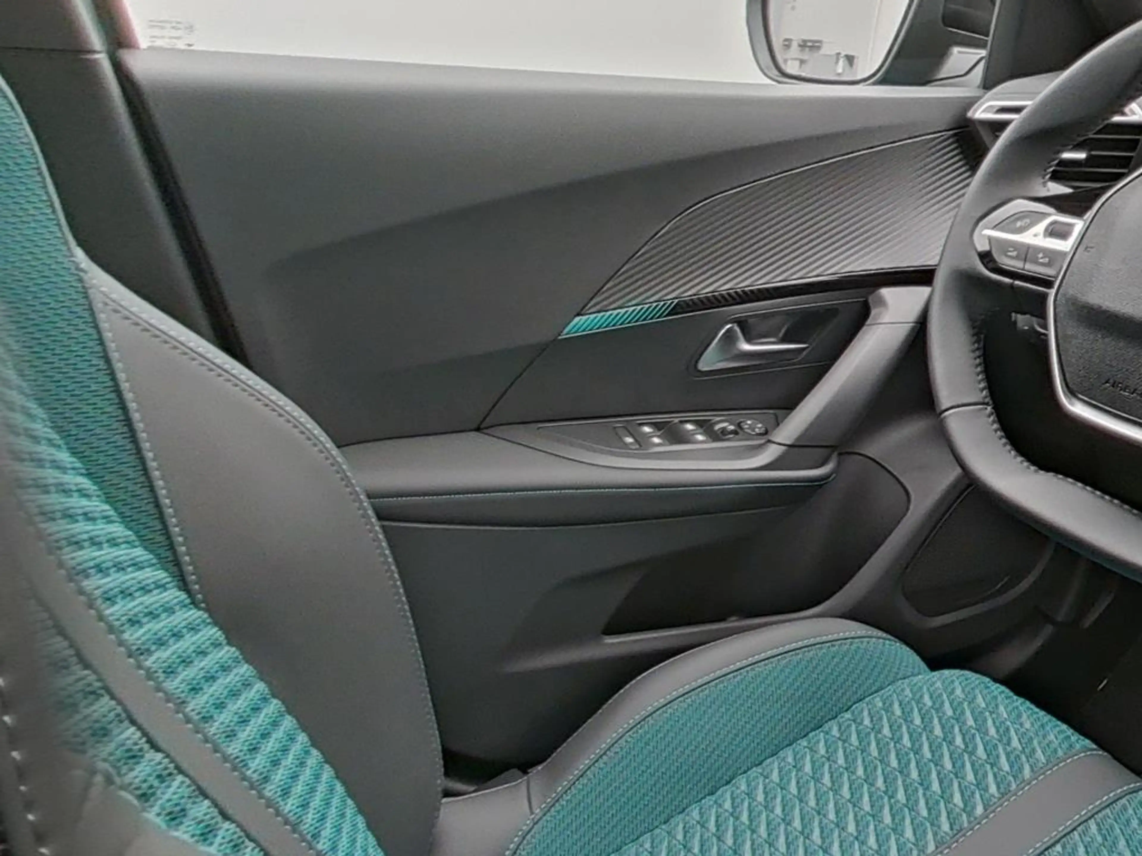 Peugeot 2008 Envy HYBRID 145 e-DSC6 — photo 14