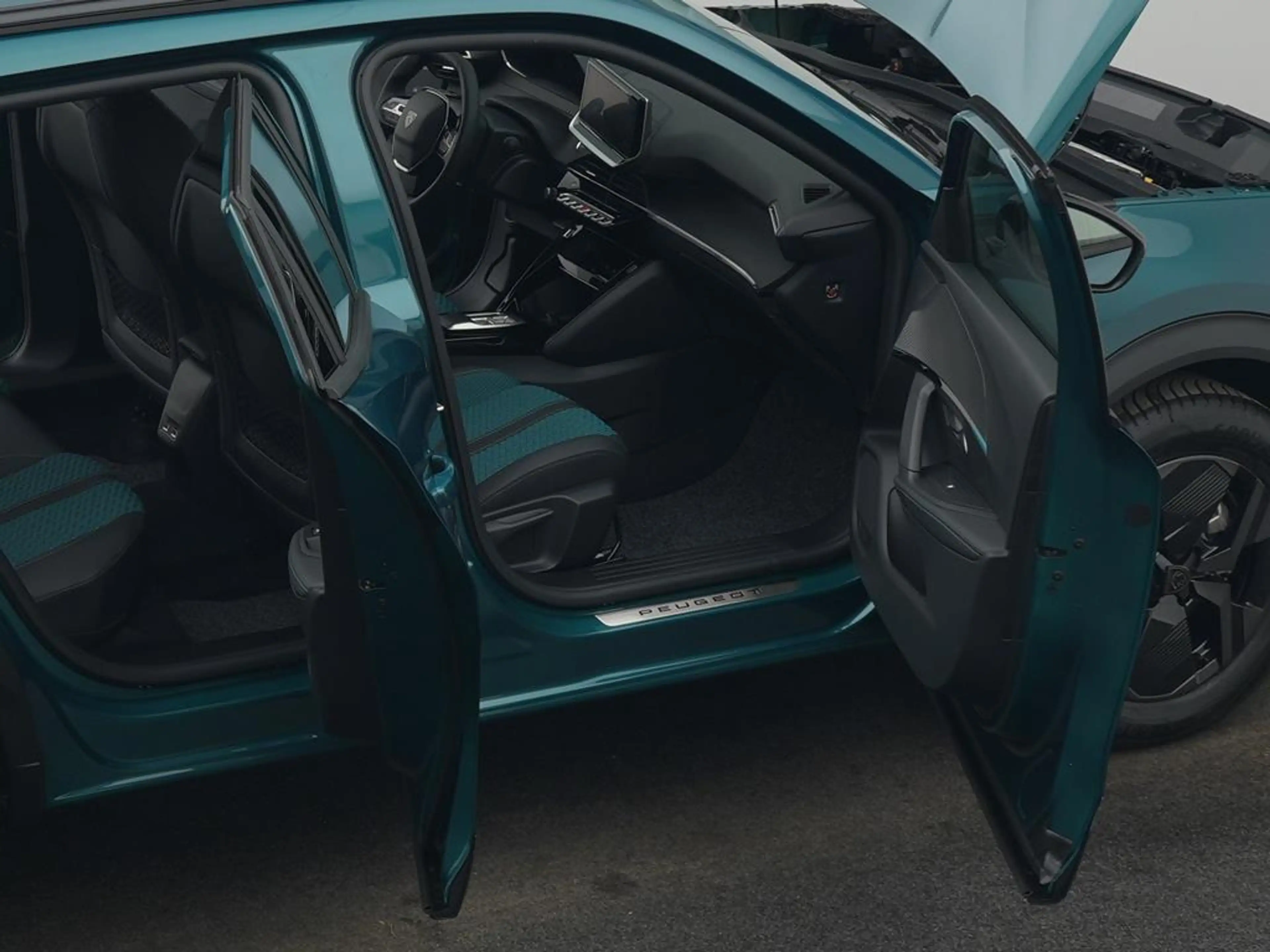 Peugeot 2008 Envy HYBRID 145 e-DSC6 — photo 11
