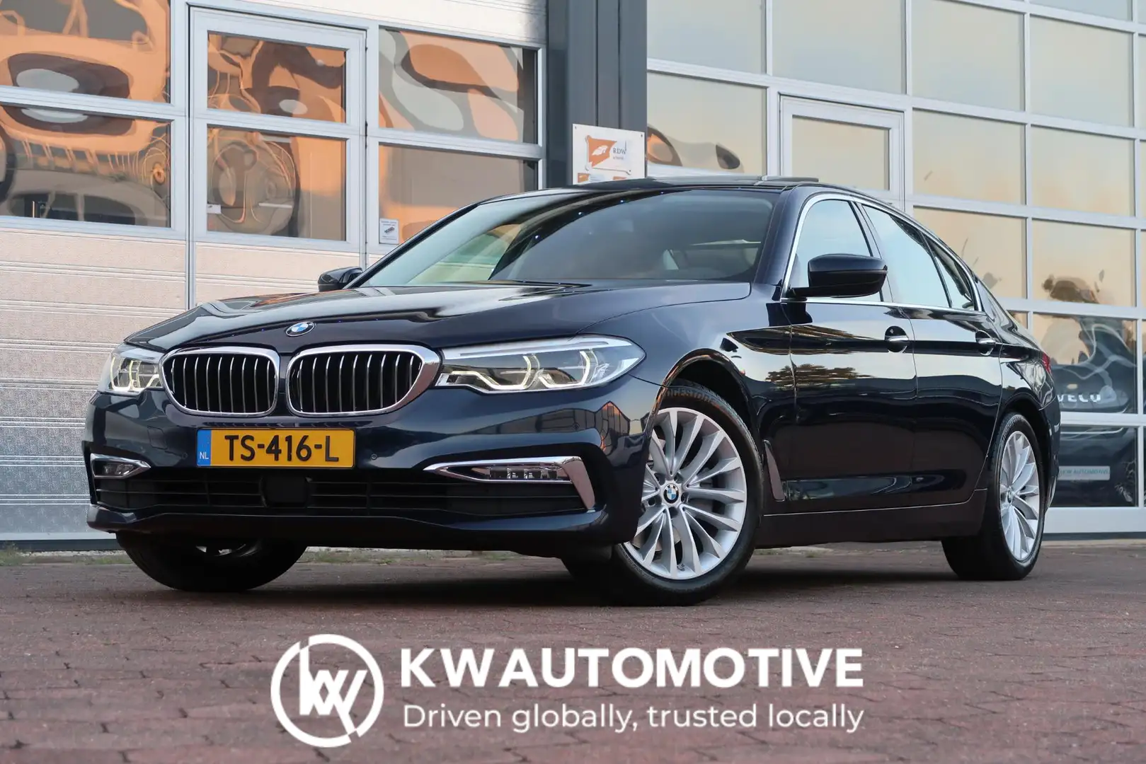 BMW 520 5-serie 520i High Executive SCHUIFDAK/ NAPPA-LEDER Bleu - 1