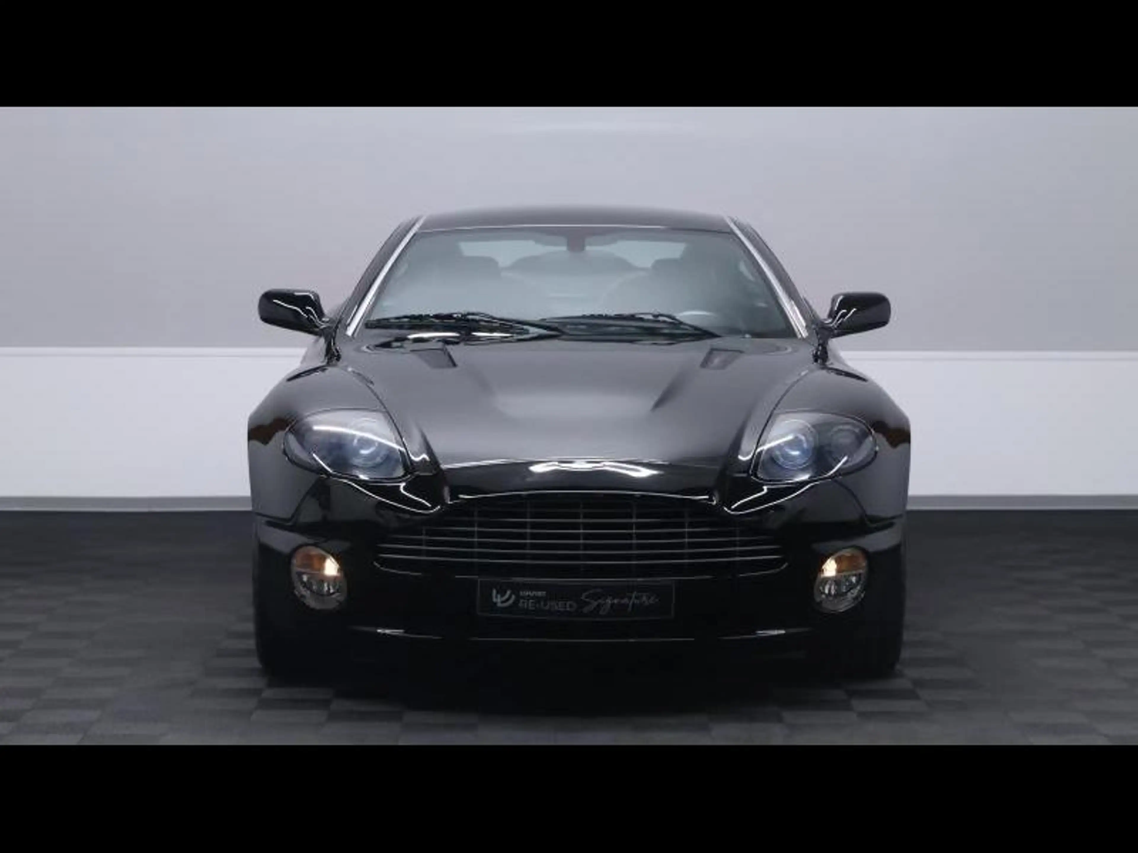 Aston Martin Vanquish 5.9 V12 469Ch — photo 2