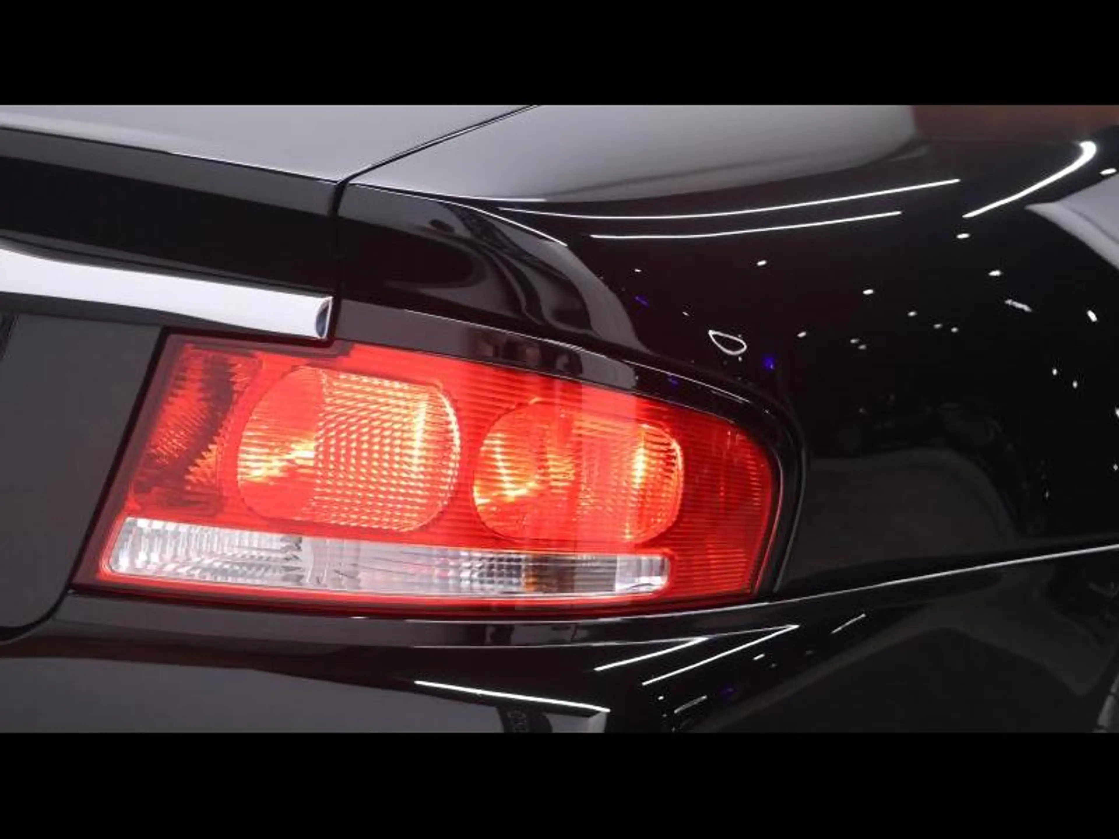 Aston Martin Vanquish 5.9 V12 469Ch — photo 10