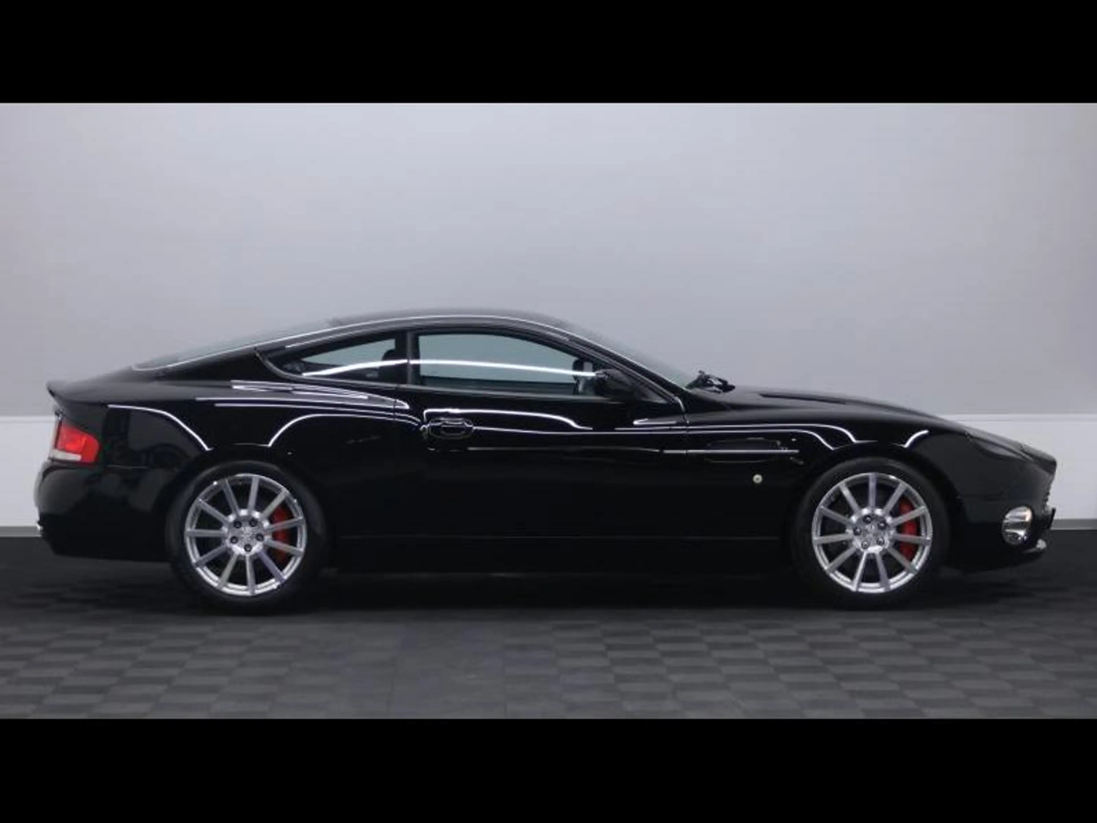 Aston Martin Vanquish 5.9 V12 469Ch — photo 3
