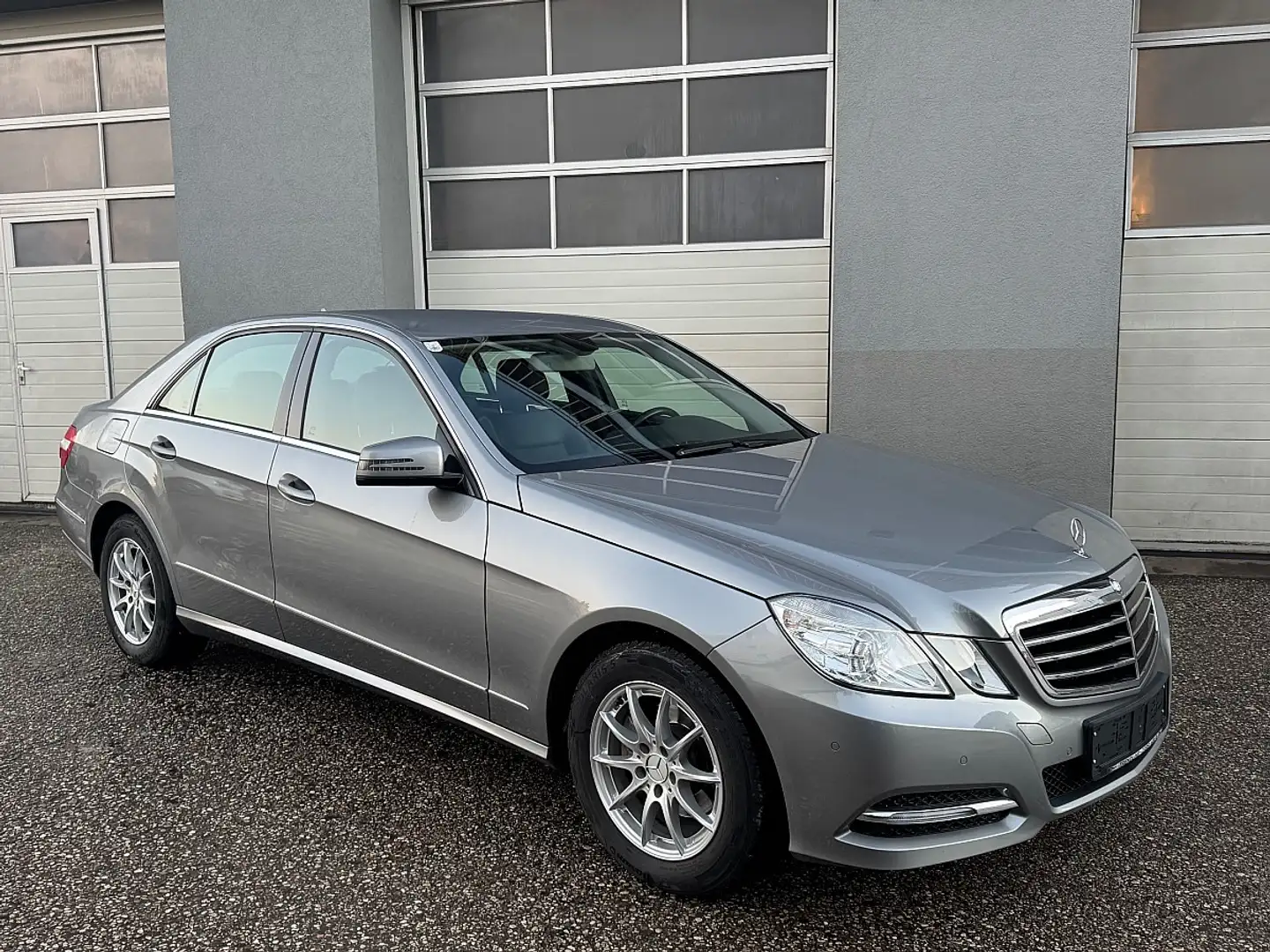 Mercedes-Benz E 200 CDI Avantgarde Aut. Grau - 2