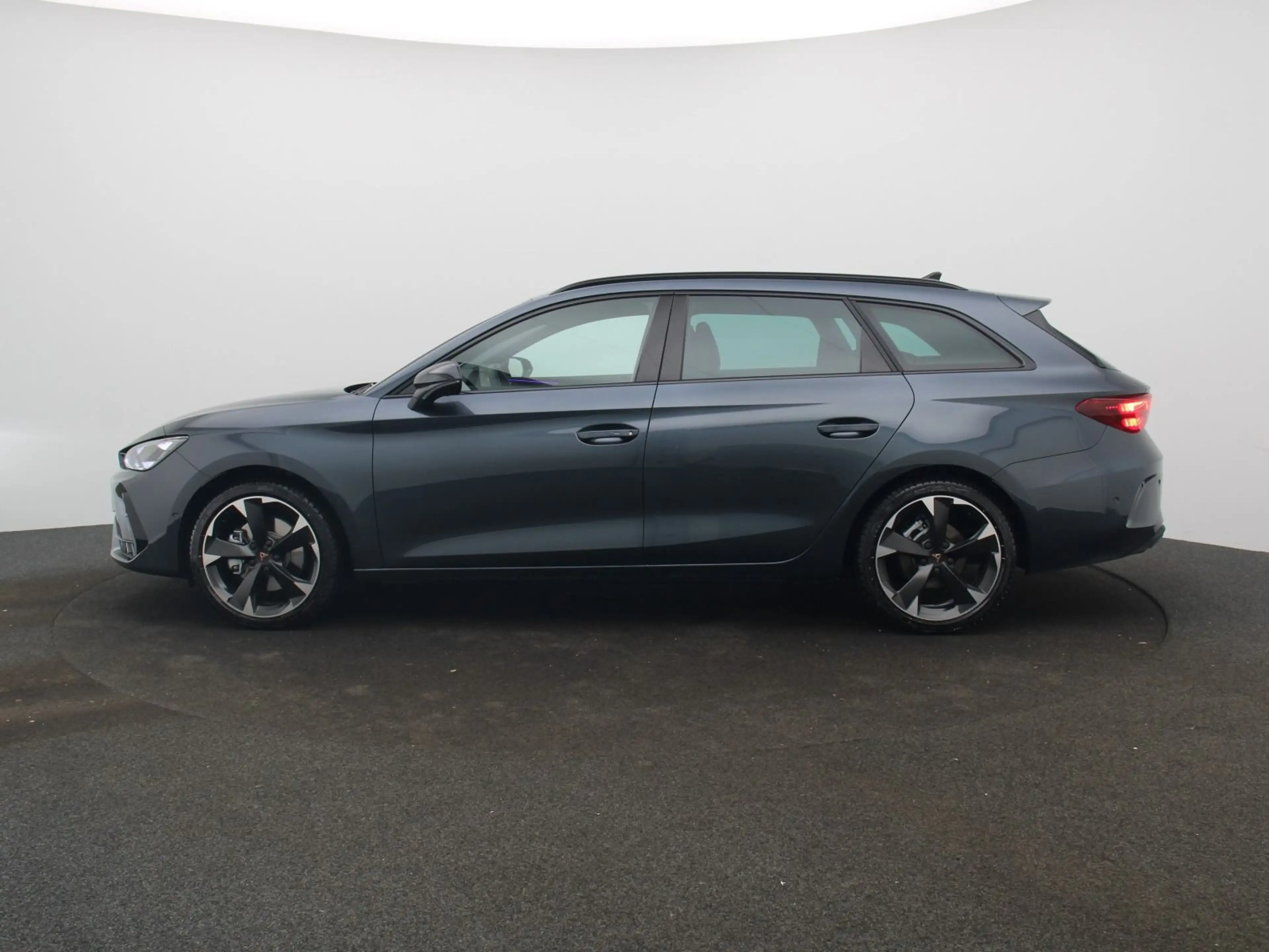 CUPRA Leon ST 2.0TDI DSG / Navi, Matrix, AHK, RFK, ACC — photo 4