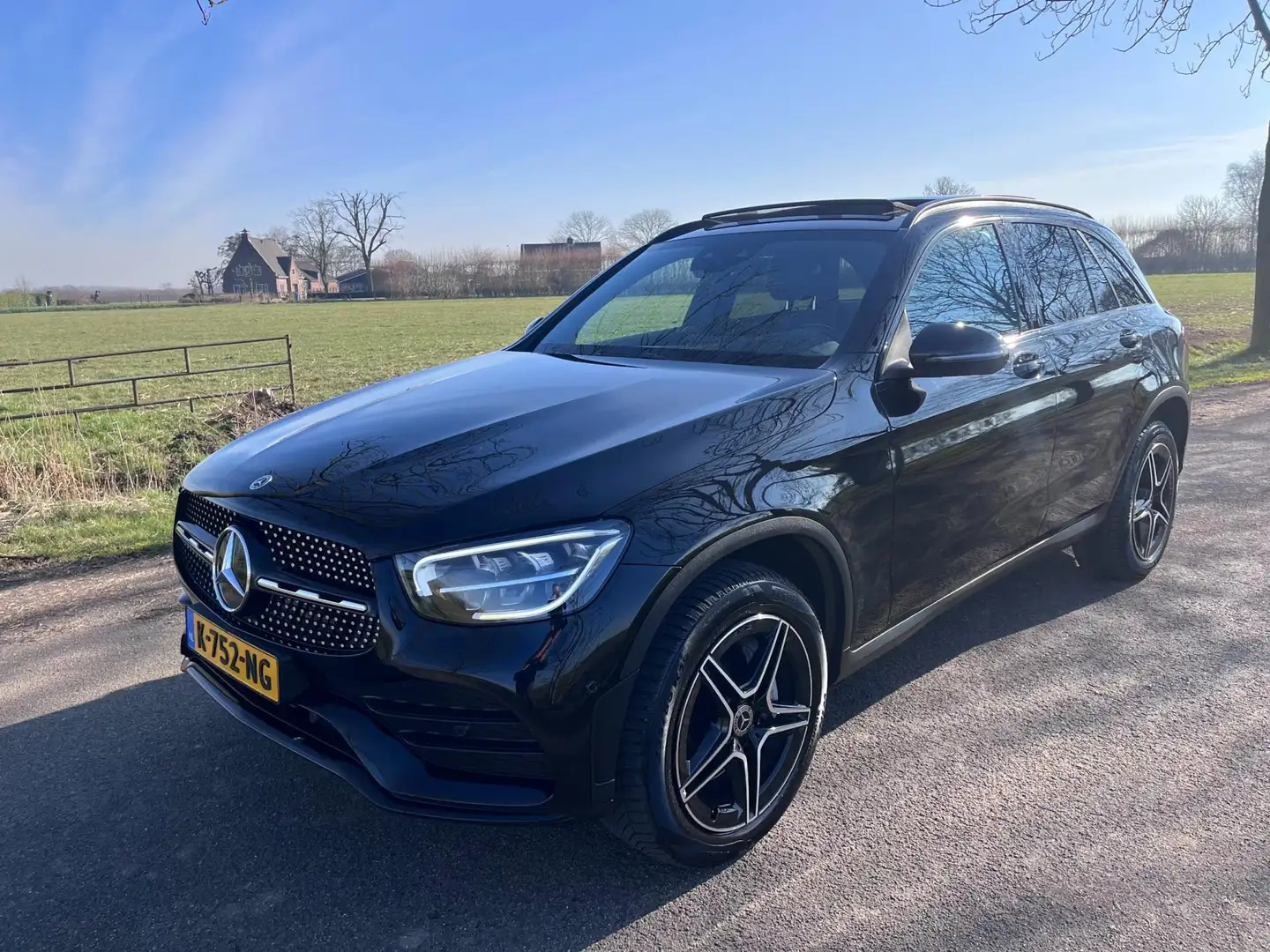 Mercedes-Benz GLC 300 300e 4MATIC AMG, Pano 1e eig org NL Zwart - 2