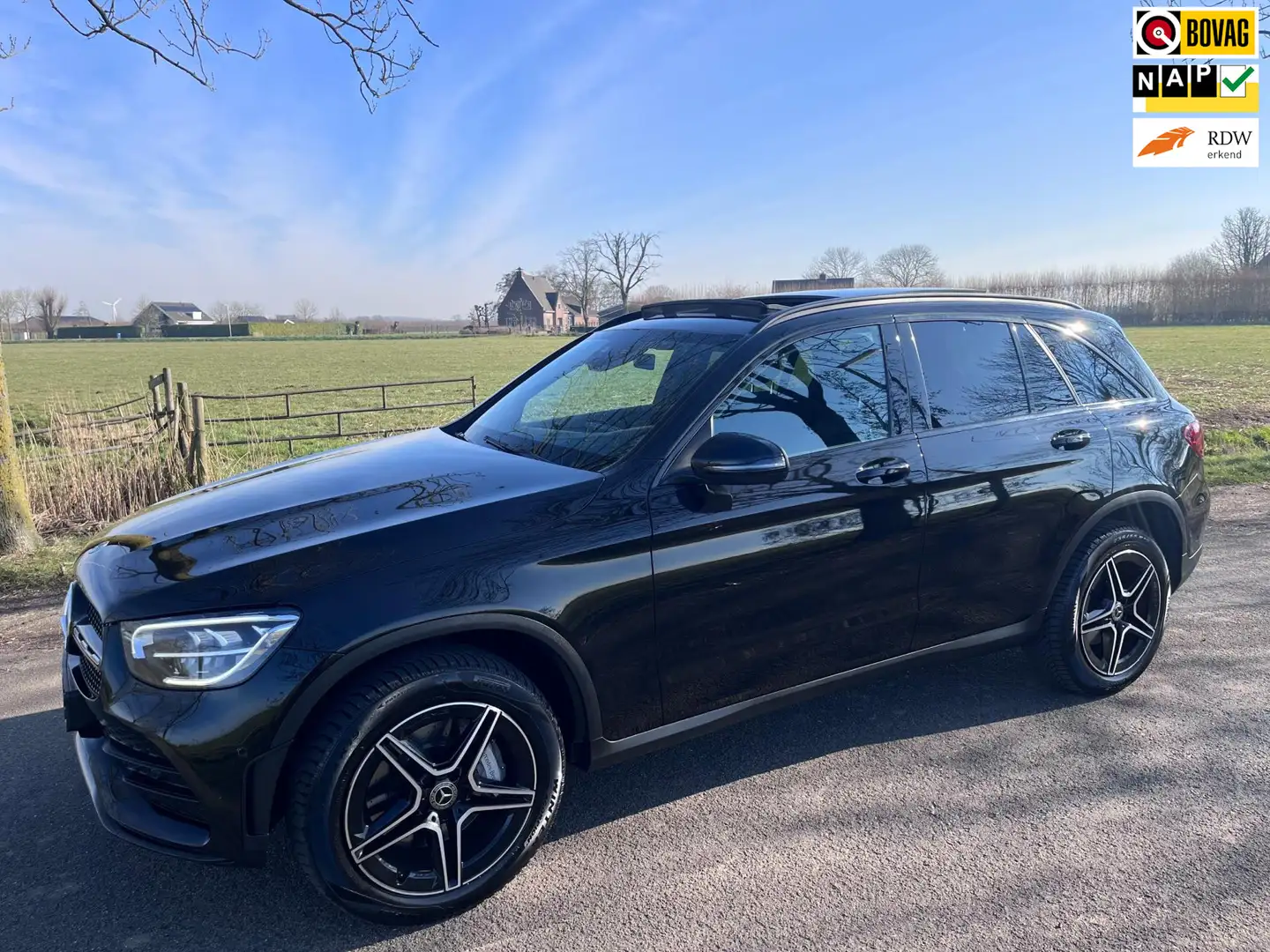 Mercedes-Benz GLC 300 300e 4MATIC AMG, Pano 1e eig org NL Zwart - 1