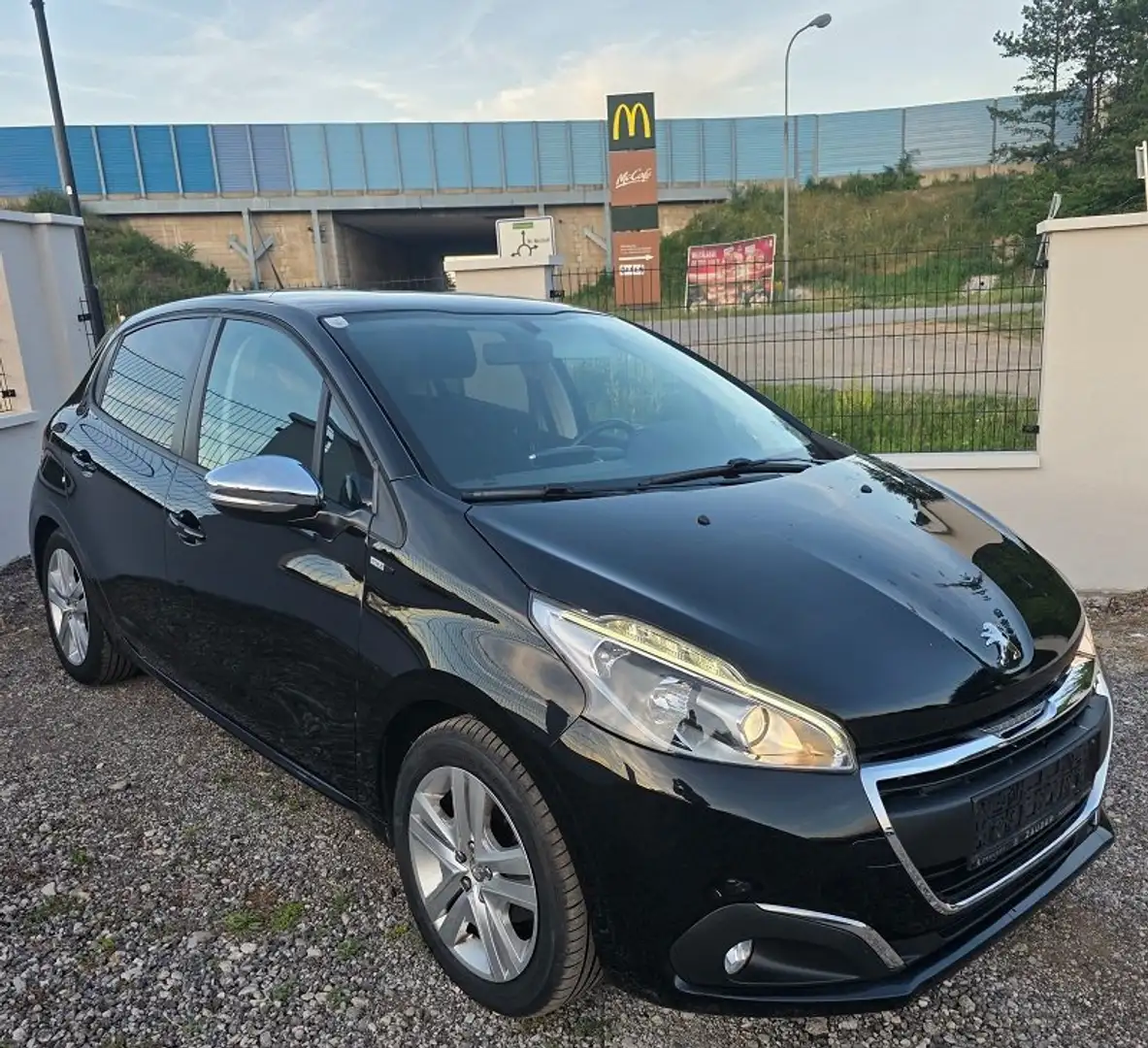 Peugeot 208 208 Style 1,6 BlueHDi 100 S&S Schwarz - 2