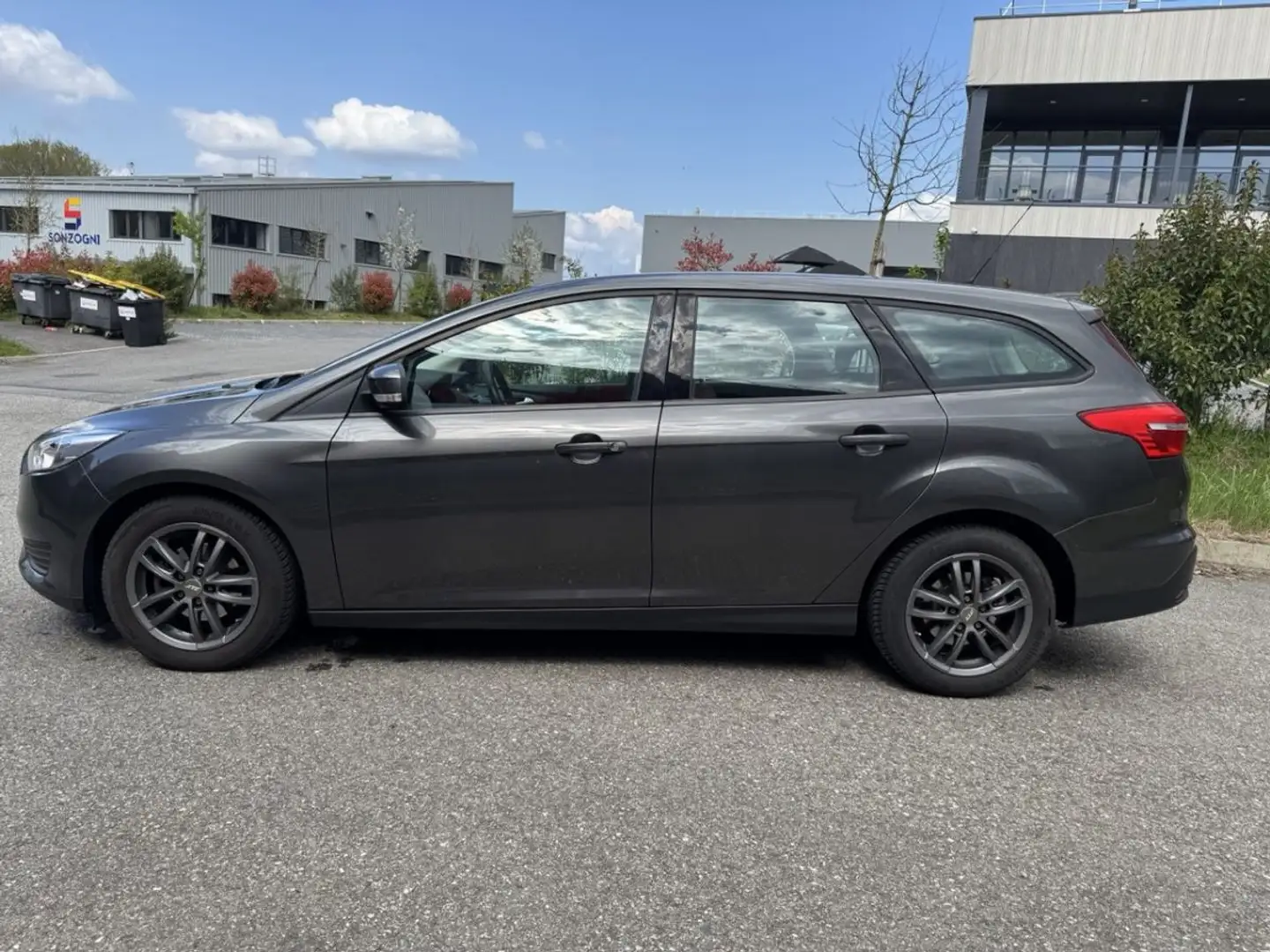 Ford Focus SW 1.0 EcoBoost 100 BVM5 TREND CT OK Gris - 2