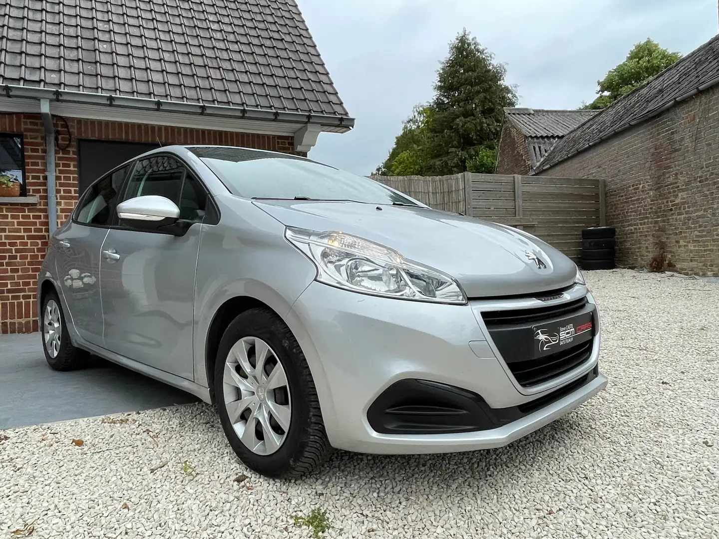 Peugeot 208 1.2i PureTech Access AIRCO Grau - 2