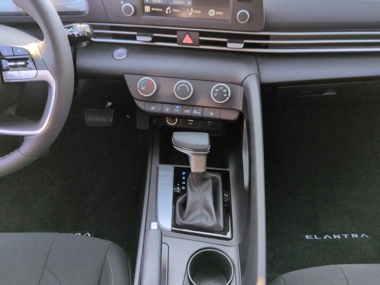 Hyundai ELANTRA снимка Hyundai ELANTRA