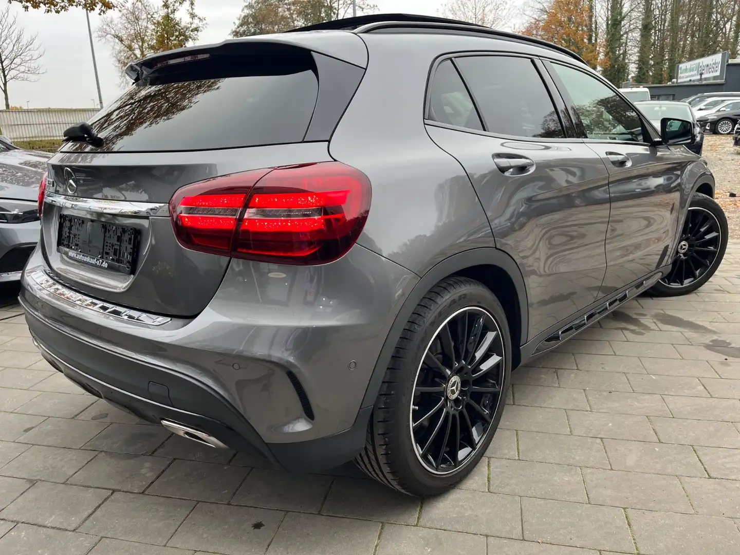 Mercedes-Benz GLA 220 4Matic 7G-DCT AMG Line *PANO/LEDER* Gris - 2