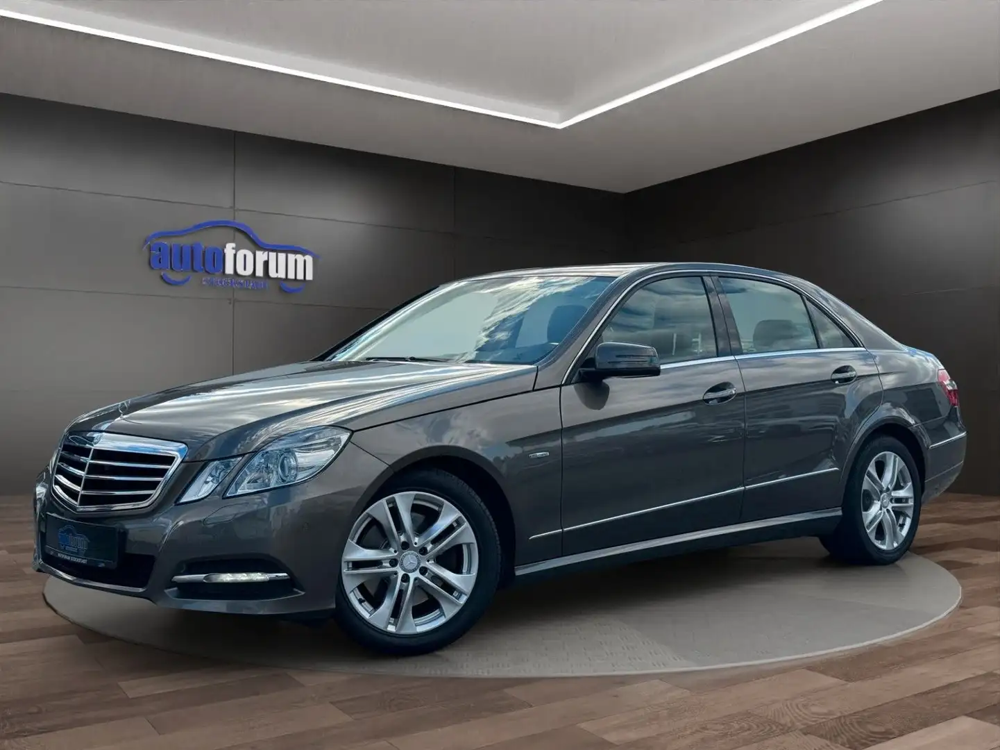 Mercedes-Benz E 300 CGI Avantgarde AHK°GLASDACH°MEMORY°XENON Grau - 1