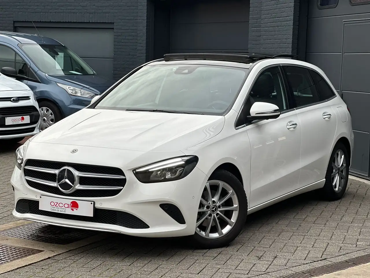 Mercedes-Benz B 180