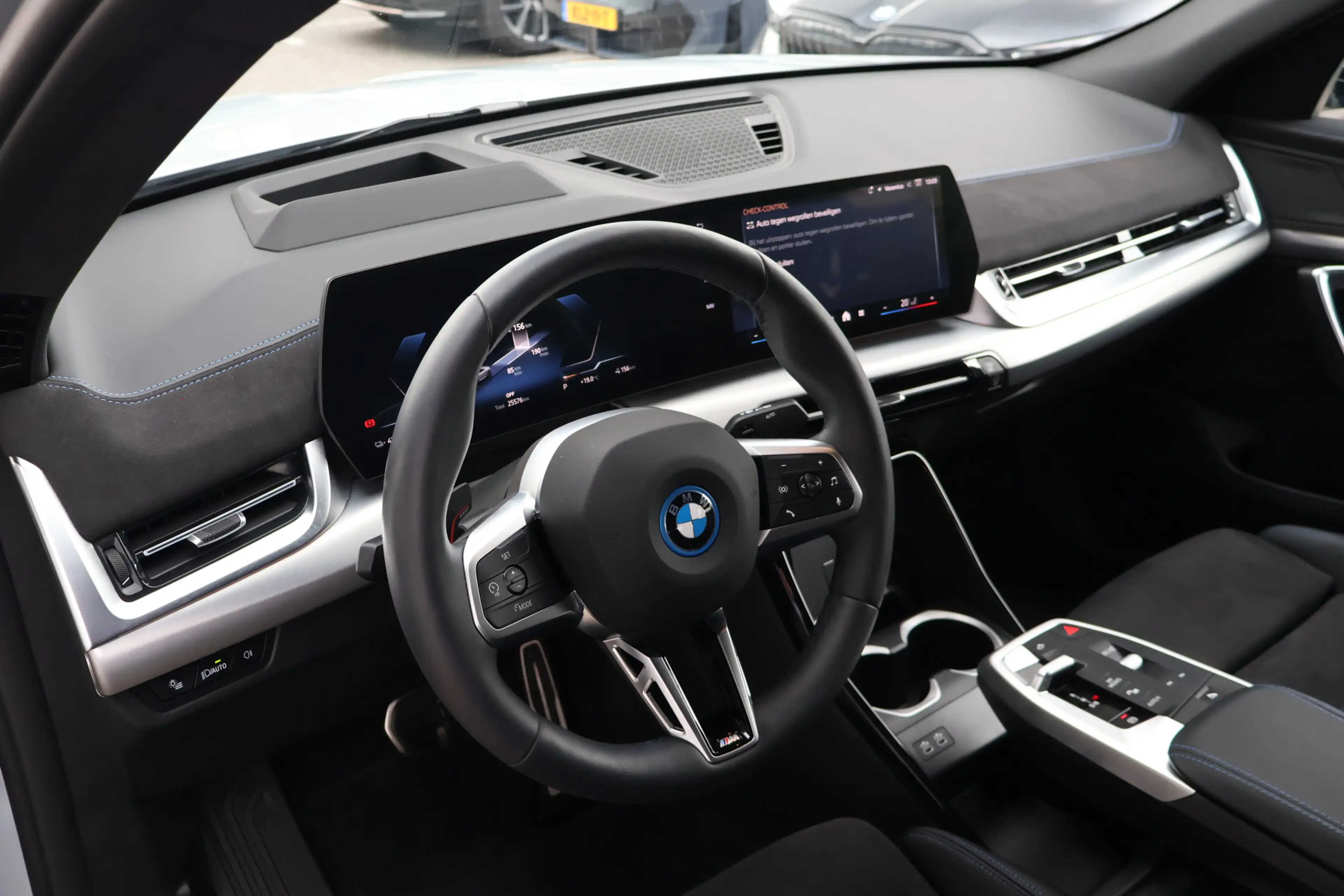 BMW iX2 eDrive20 M Sport / Sportstoelen / Comfort Access / — photo 15