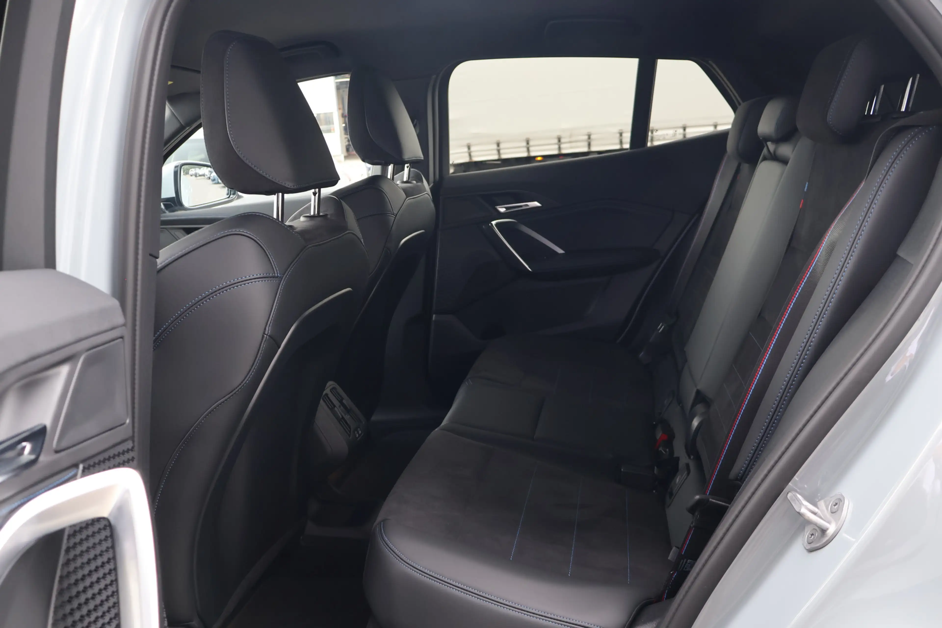 BMW iX2 eDrive20 M Sport / Sportstoelen / Comfort Access / — photo 5