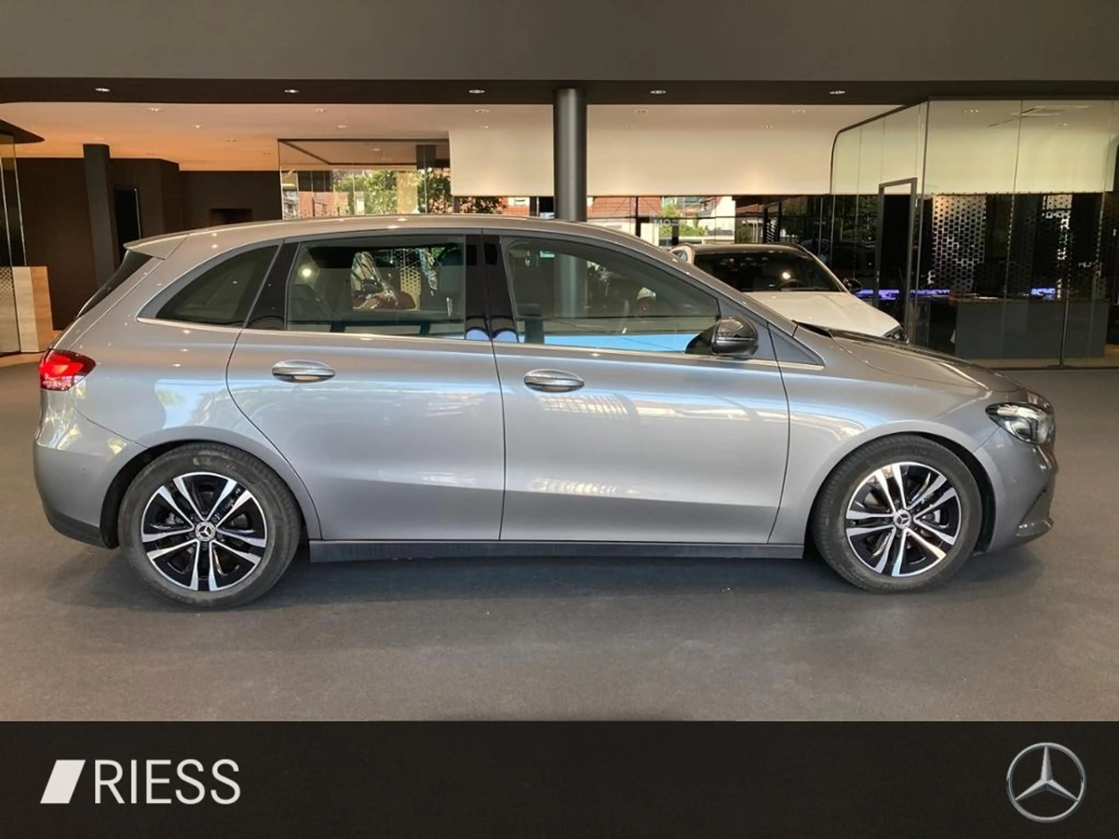 Mercedes-Benz B 200 d AHK AUT Kam. KlimaA LED LM PDC ParkAss — photo 14