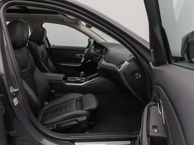 BMW 3 Series view 25
