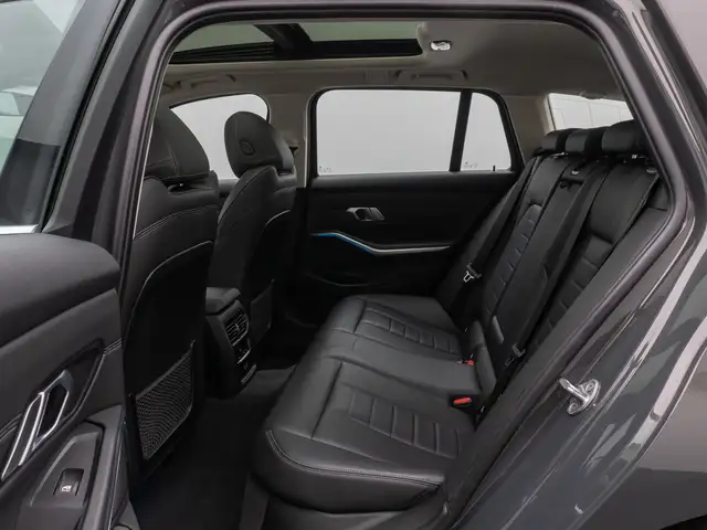BMW 3 Series view 26