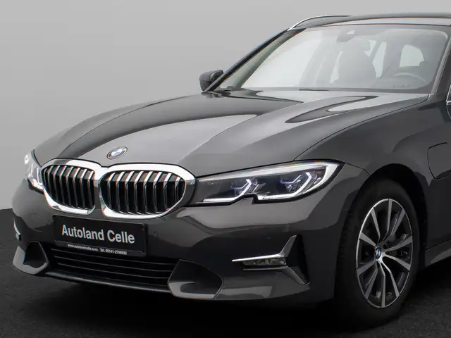 BMW 3 Series view 17
