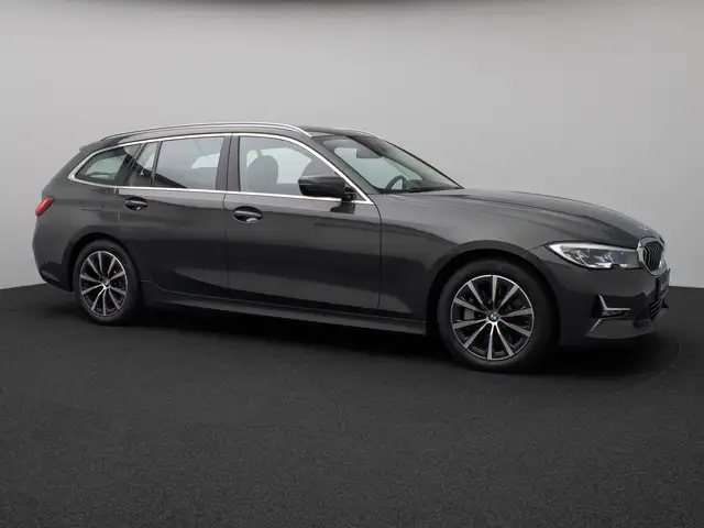 BMW 3 Series view 4