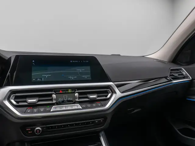 BMW 3 Series view 22