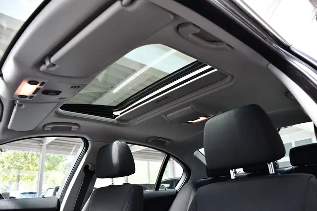 BMW 3 Series view 11