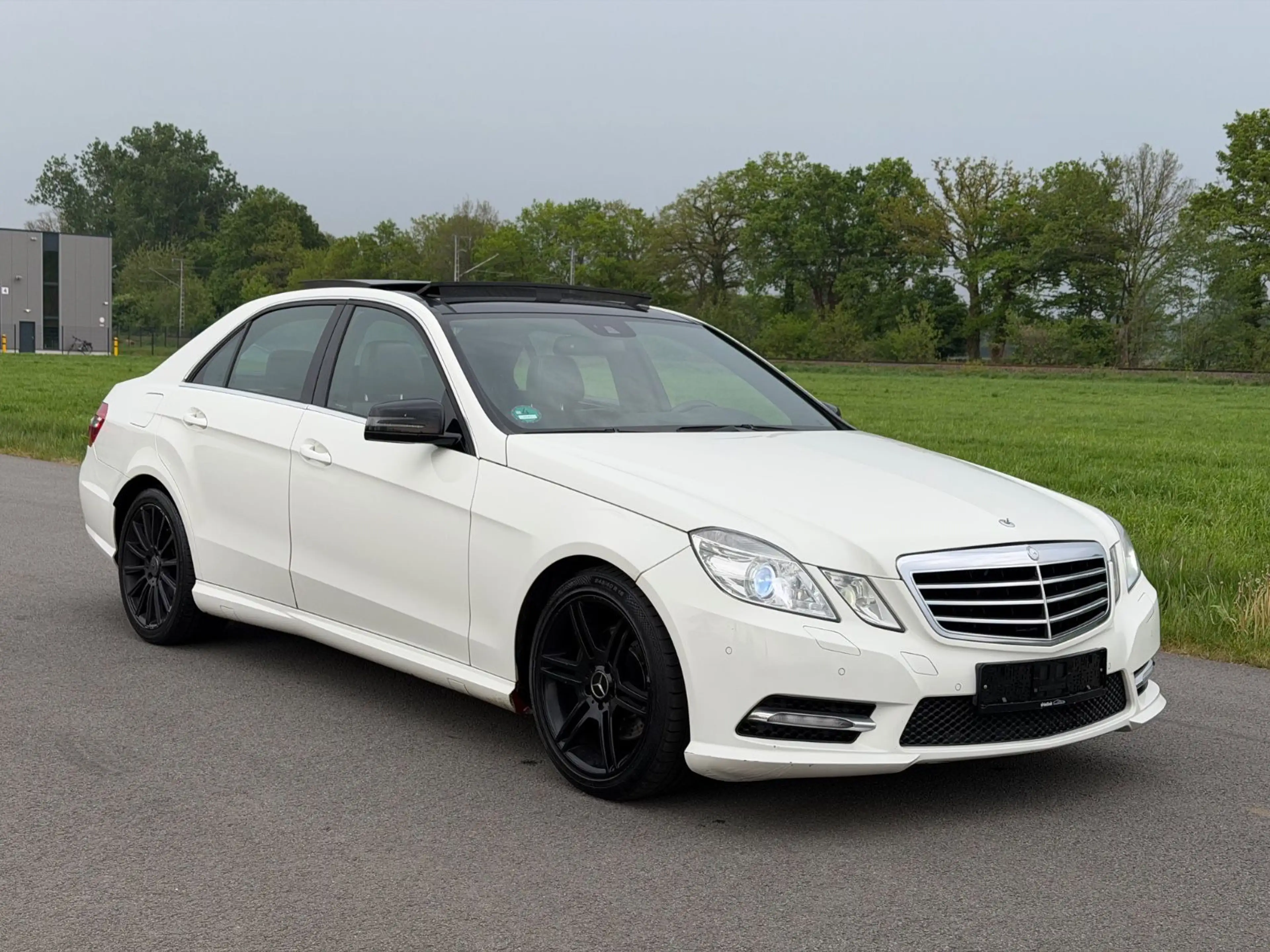 Mercedes-Benz E 200 E200 CDI Limousine AMG Pano Xenon Leder — photo 3