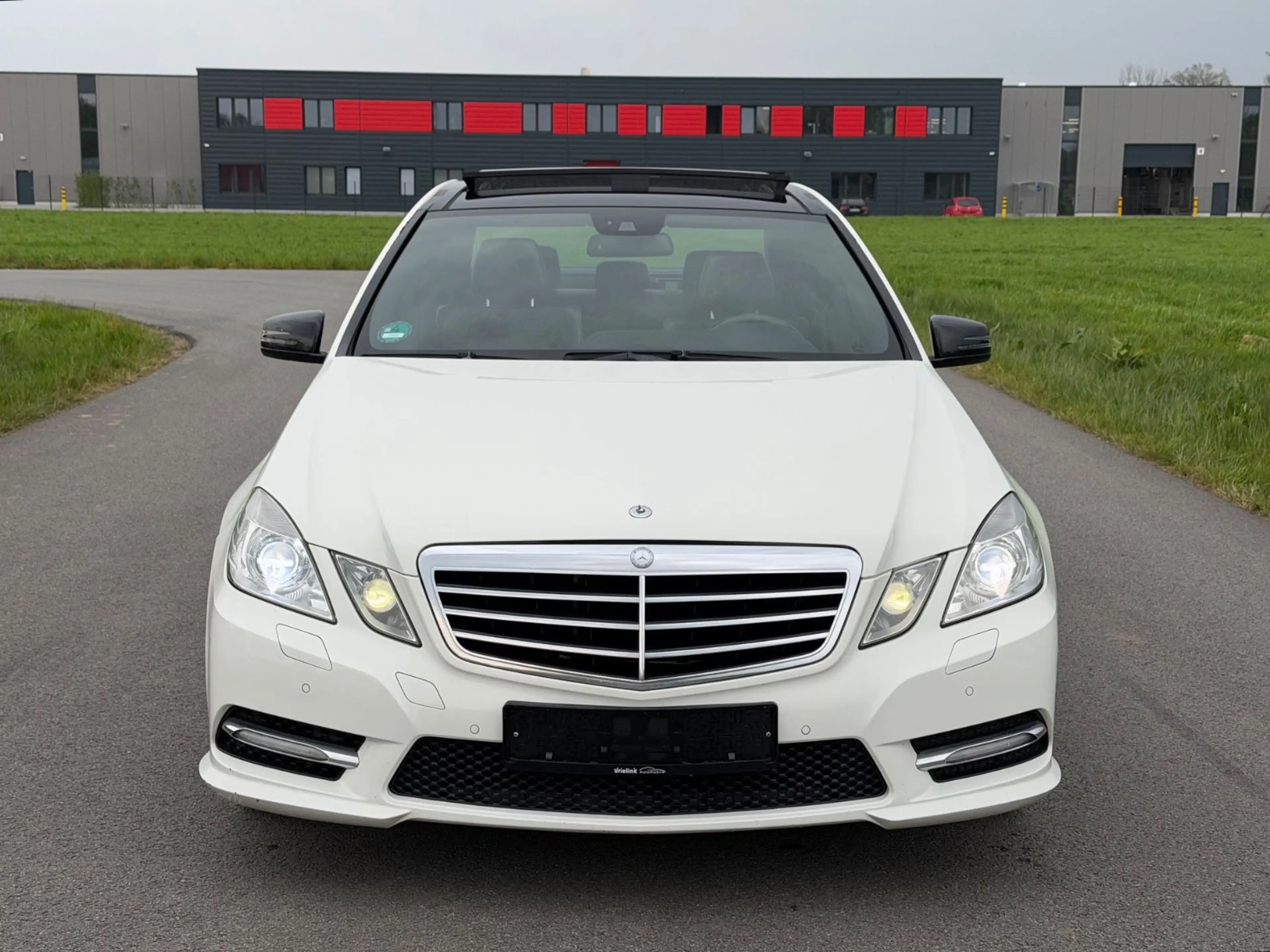 Mercedes-Benz E 200 E200 CDI Limousine AMG Pano Xenon Leder — photo 2