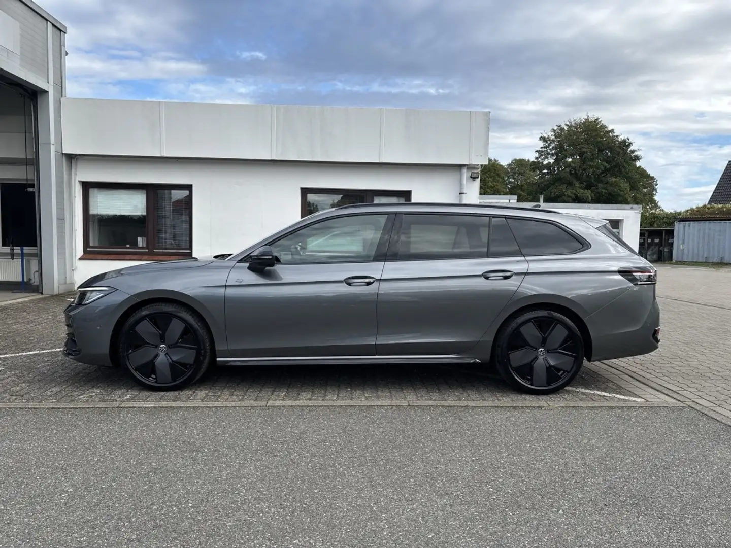 Volkswagen Passat Variant R-Line Business 1.5 eTSI DSG PANO Sportpaket AHK N Grau - 2