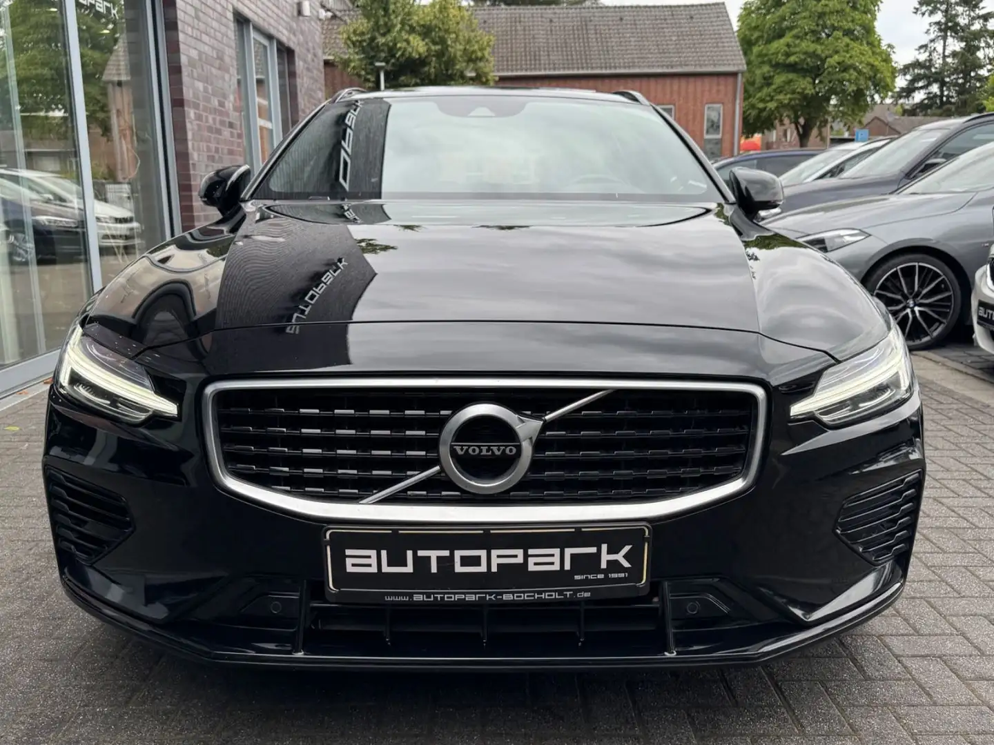 Volvo V60 T8 Hybrid R Design AWD PANO IntelliSafe PRO Noir - 2