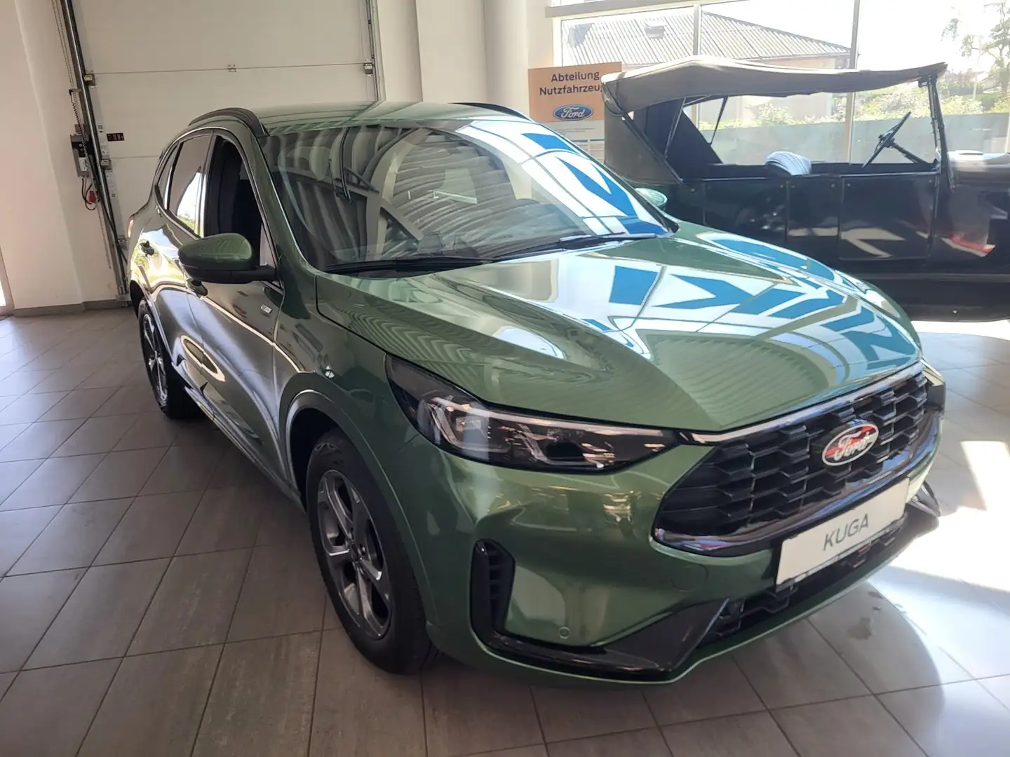 Ford Kuga 1.5 Ecoboost ST-Line Automatik Grün - 1