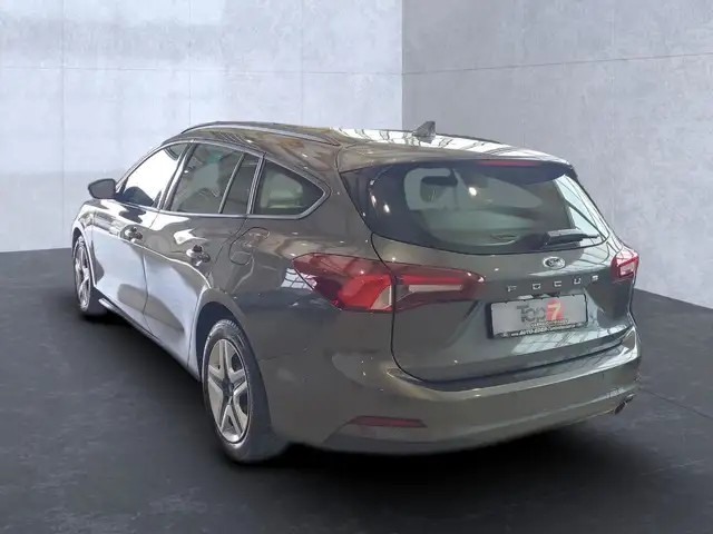Ford Focus view 3