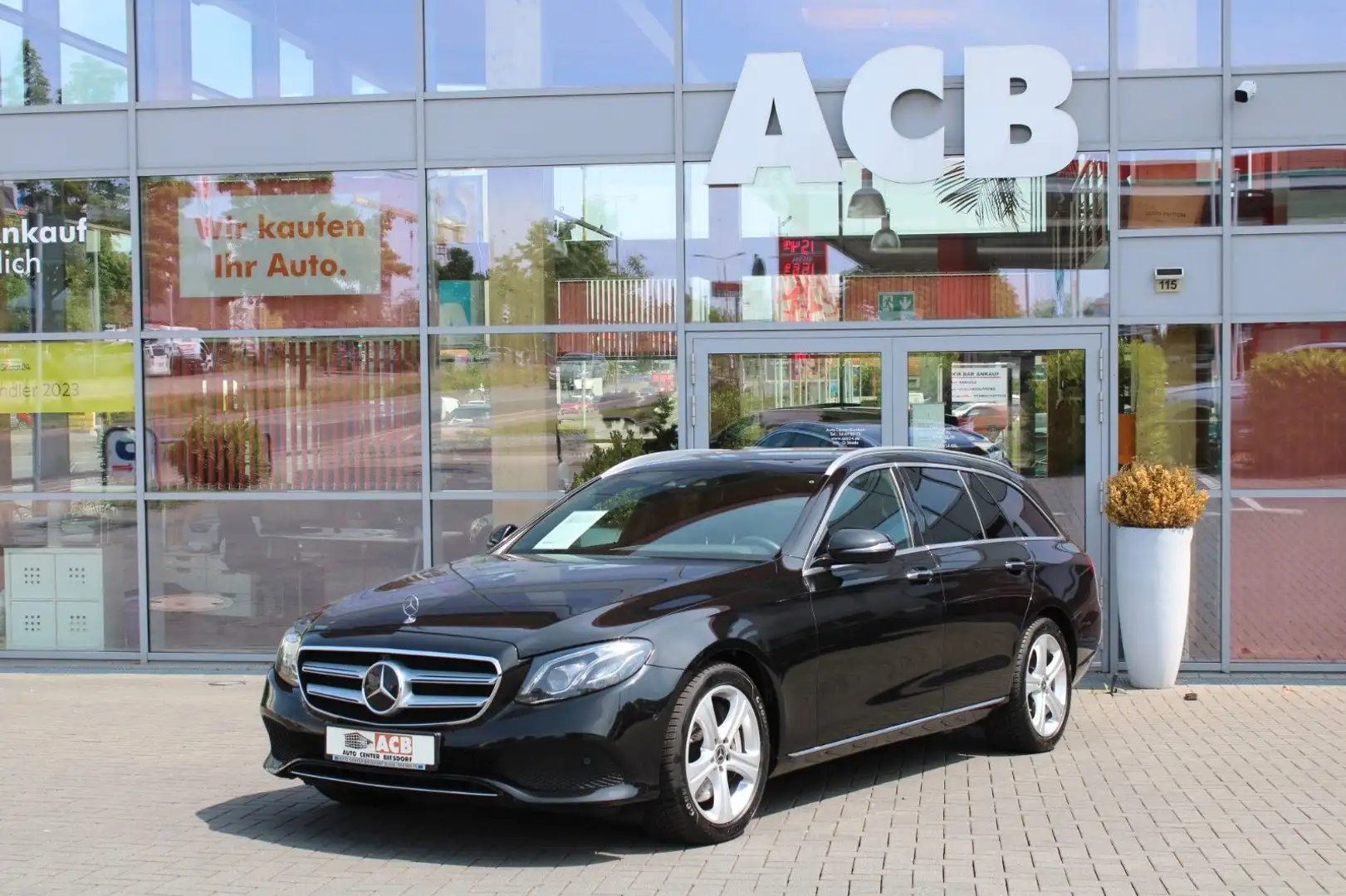 Mercedes-Benz E 350 d T 4M Distr. Comand LED Airmatic Wide AHK Schwarz - 1