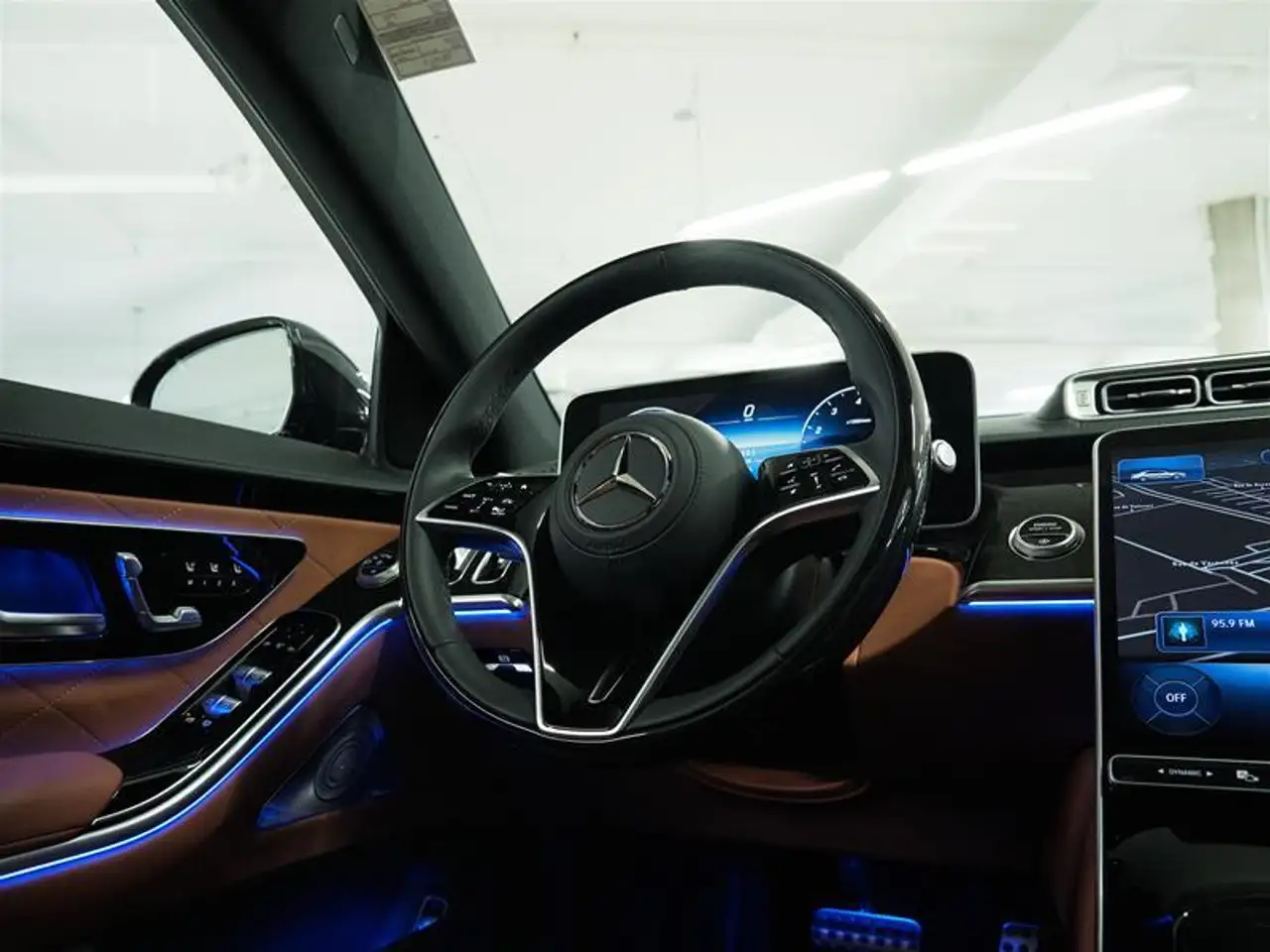 Mercedes-Benz S-Class снимка Mercedes-Benz S-Class