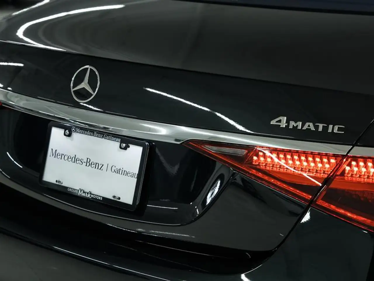 Mercedes-Benz S-Class снимка Mercedes-Benz S-Class