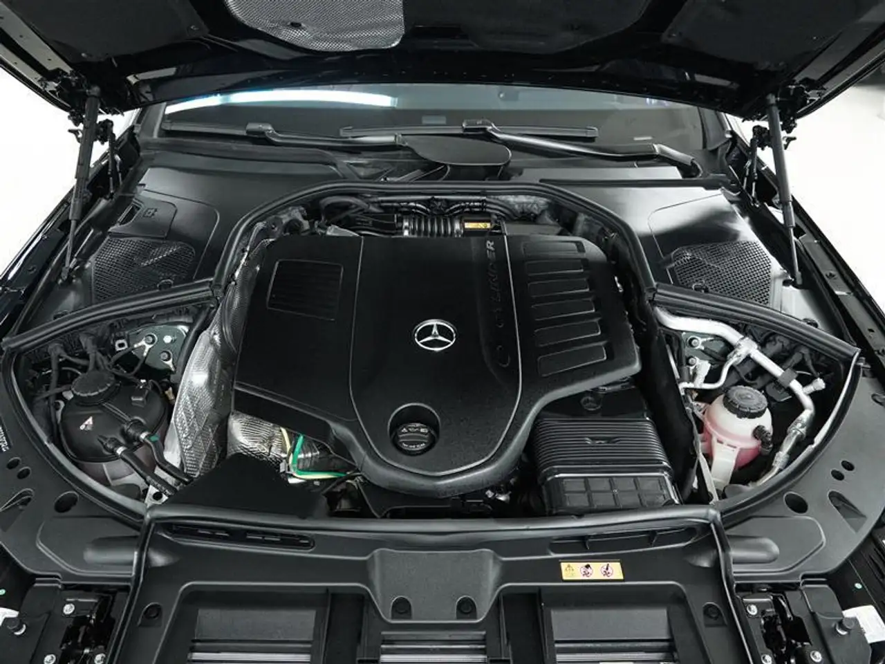Mercedes-Benz S-Class снимка Mercedes-Benz S-Class