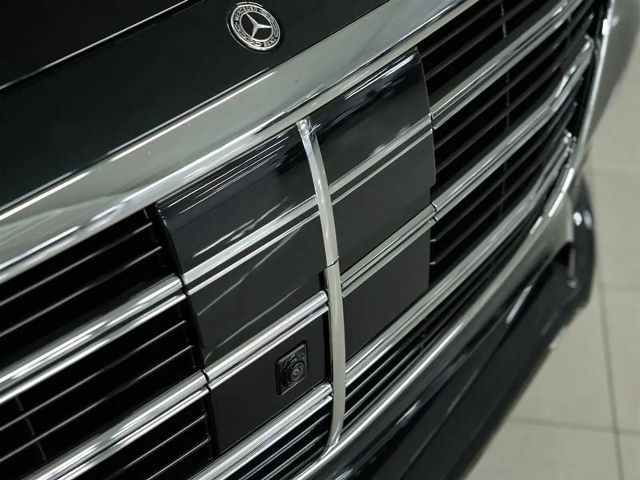 Mercedes-Benz S-Class снимка Mercedes-Benz S-Class