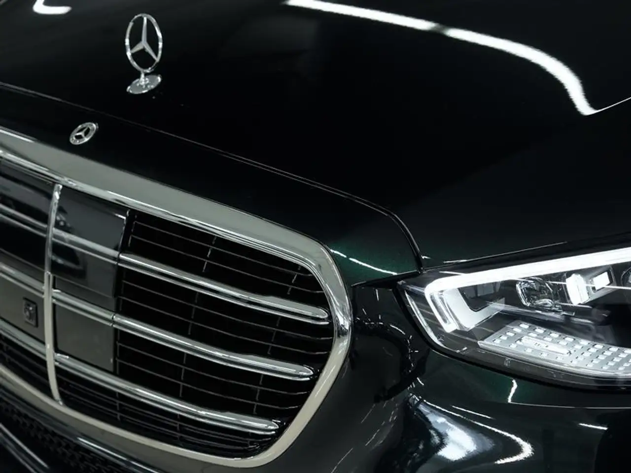 Mercedes-Benz S-Class снимка Mercedes-Benz S-Class