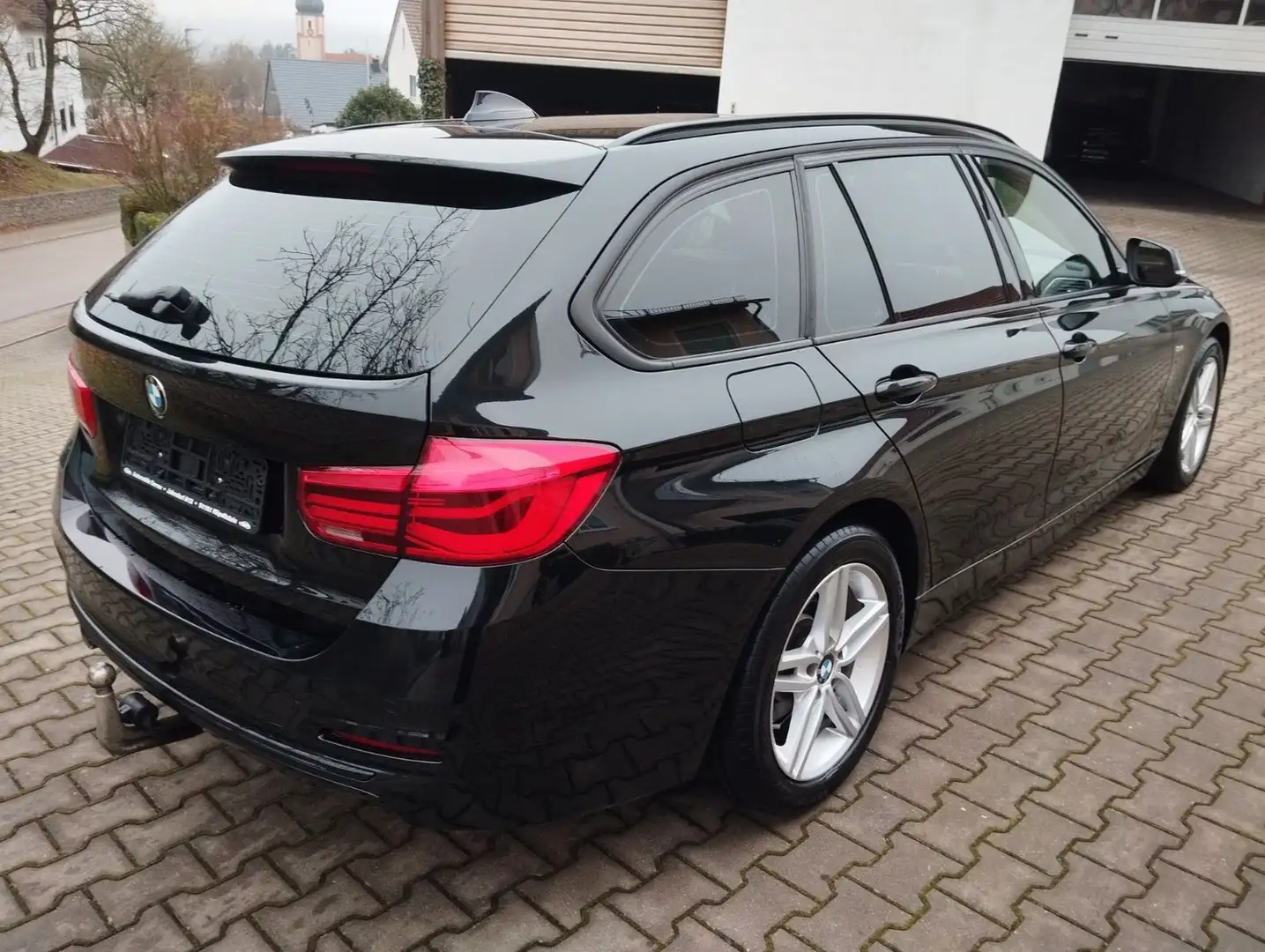 BMW 318 Touring 318 d Sport Line, Navi, PDC, AHK, Panor. Noir - 2