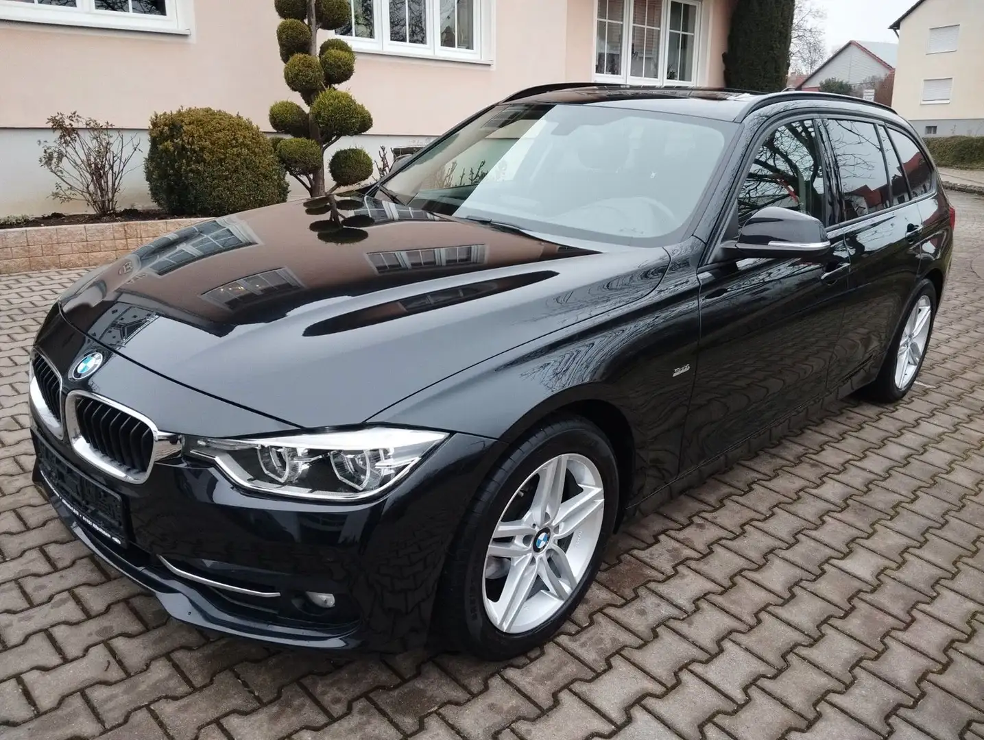 BMW 318 Touring 318 d Sport Line, Navi, PDC, AHK, Panor. Noir - 1