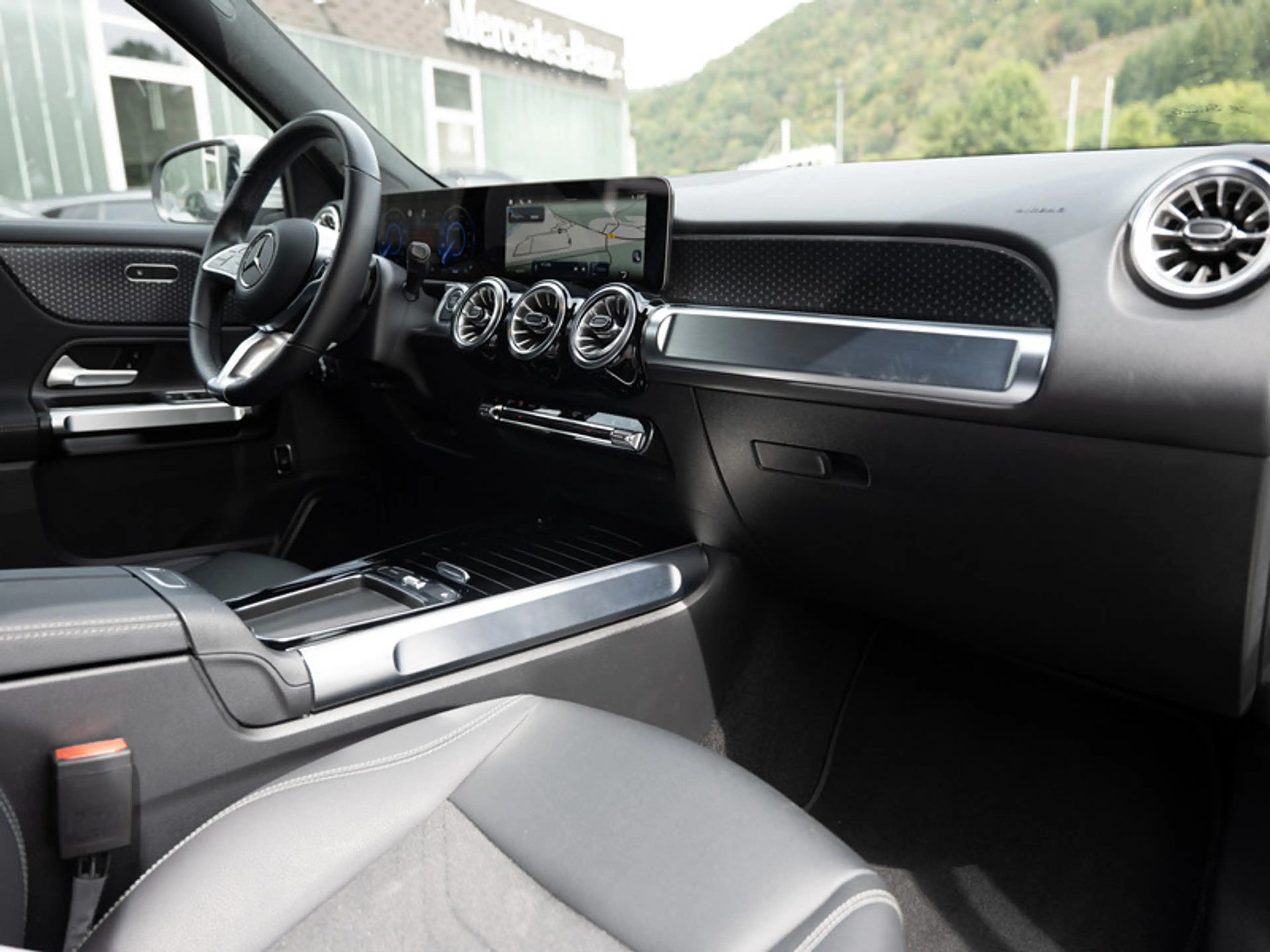Mercedes-Benz EQB 250 + Progressive/LED/Cam/Totw/Winter/7Sitze — photo 3
