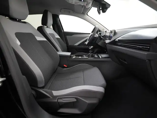 Opel Astra view 3