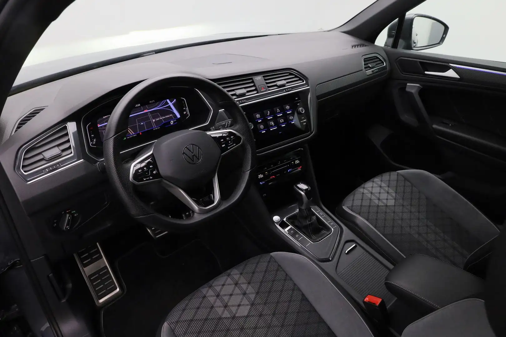 Volkswagen Tiguan 1.5 TSI 150 pk DSG R-Line Business+ | Panoramadak Grijs - 2