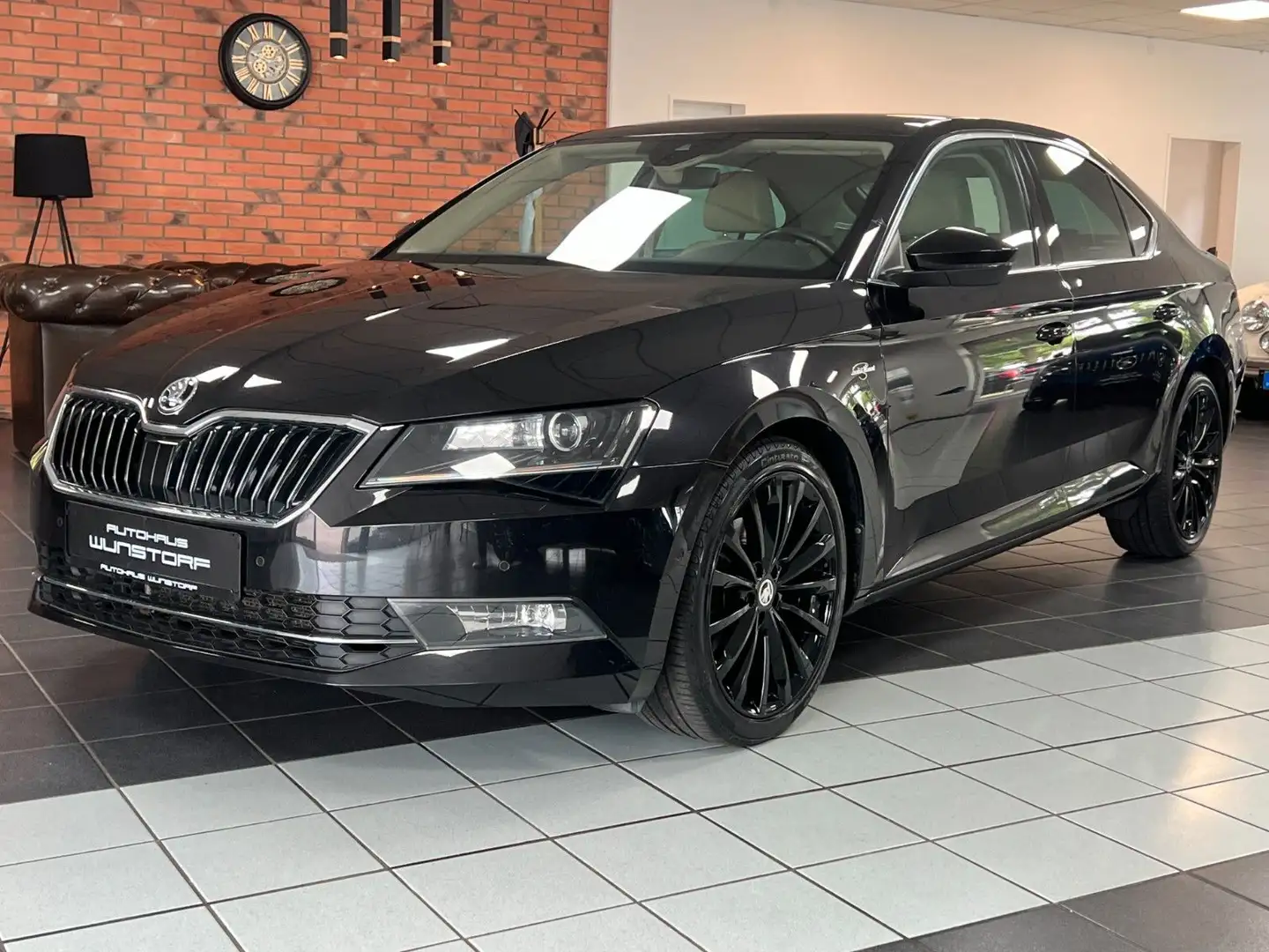 Skoda Superb Lim. L&K 2.0 TDI DSG/XENON/SHZ/ACC/NAVI Zwart - 1