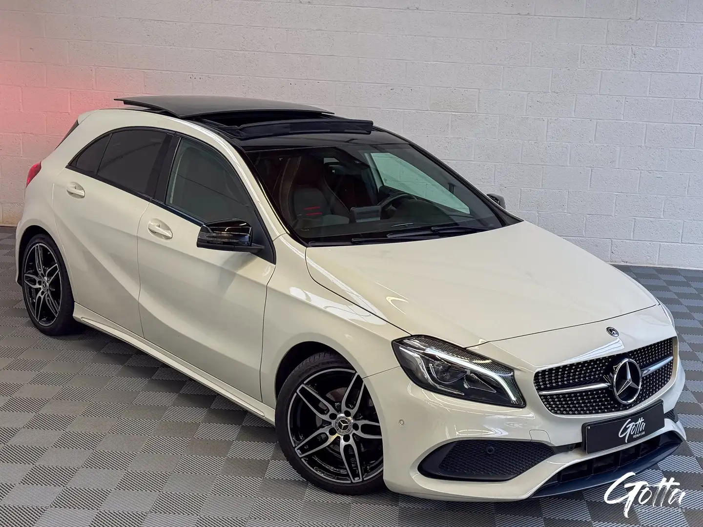 Mercedes-Benz A 180 122CH**AMG LINE/TOIT OUVRANT/HARMAN&KARDON/NIGHT Blanc - 2